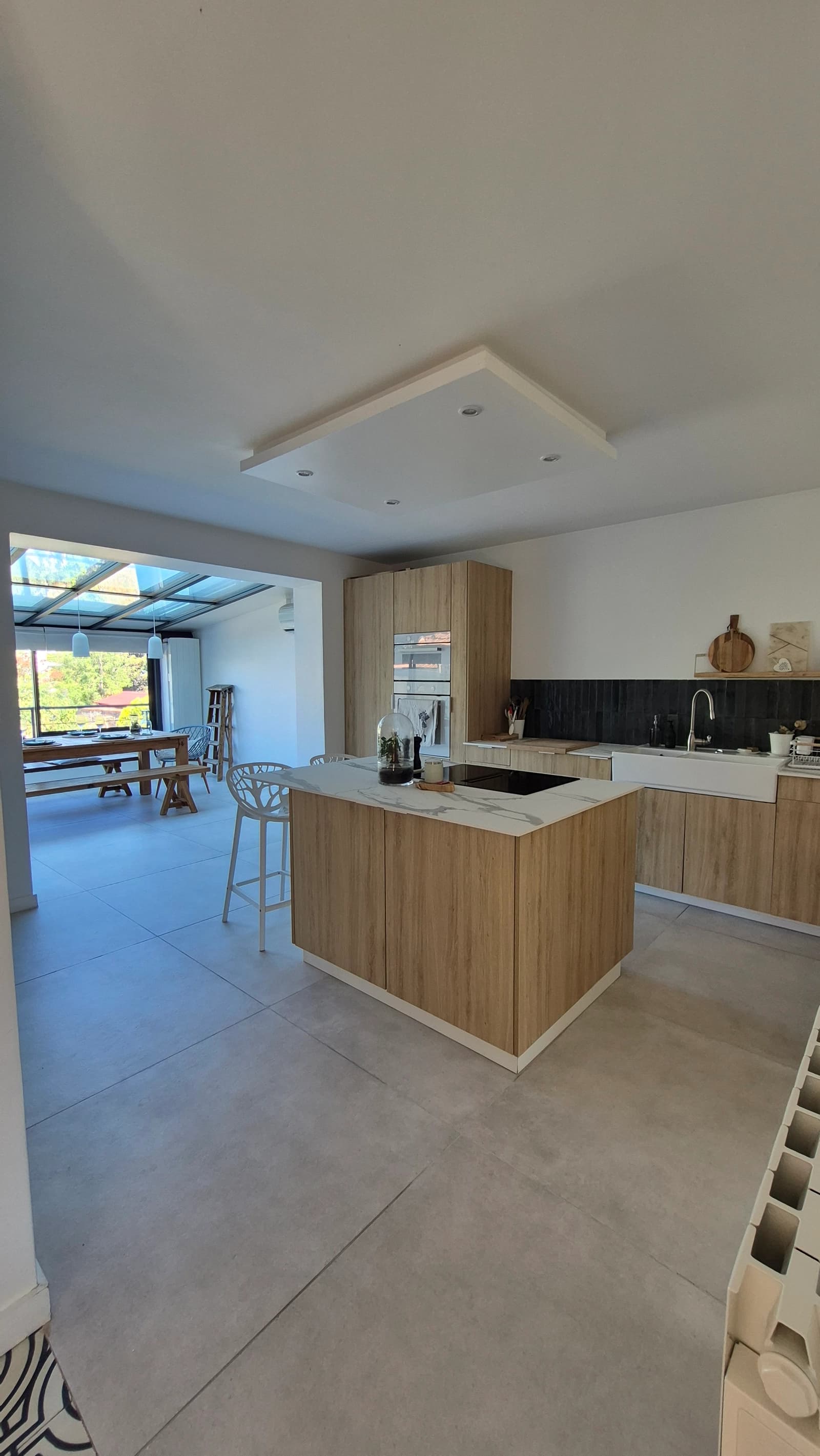 Espace Lieu de vie - Lumière, bois & douceur – un décor apaisant pour vos images - 2