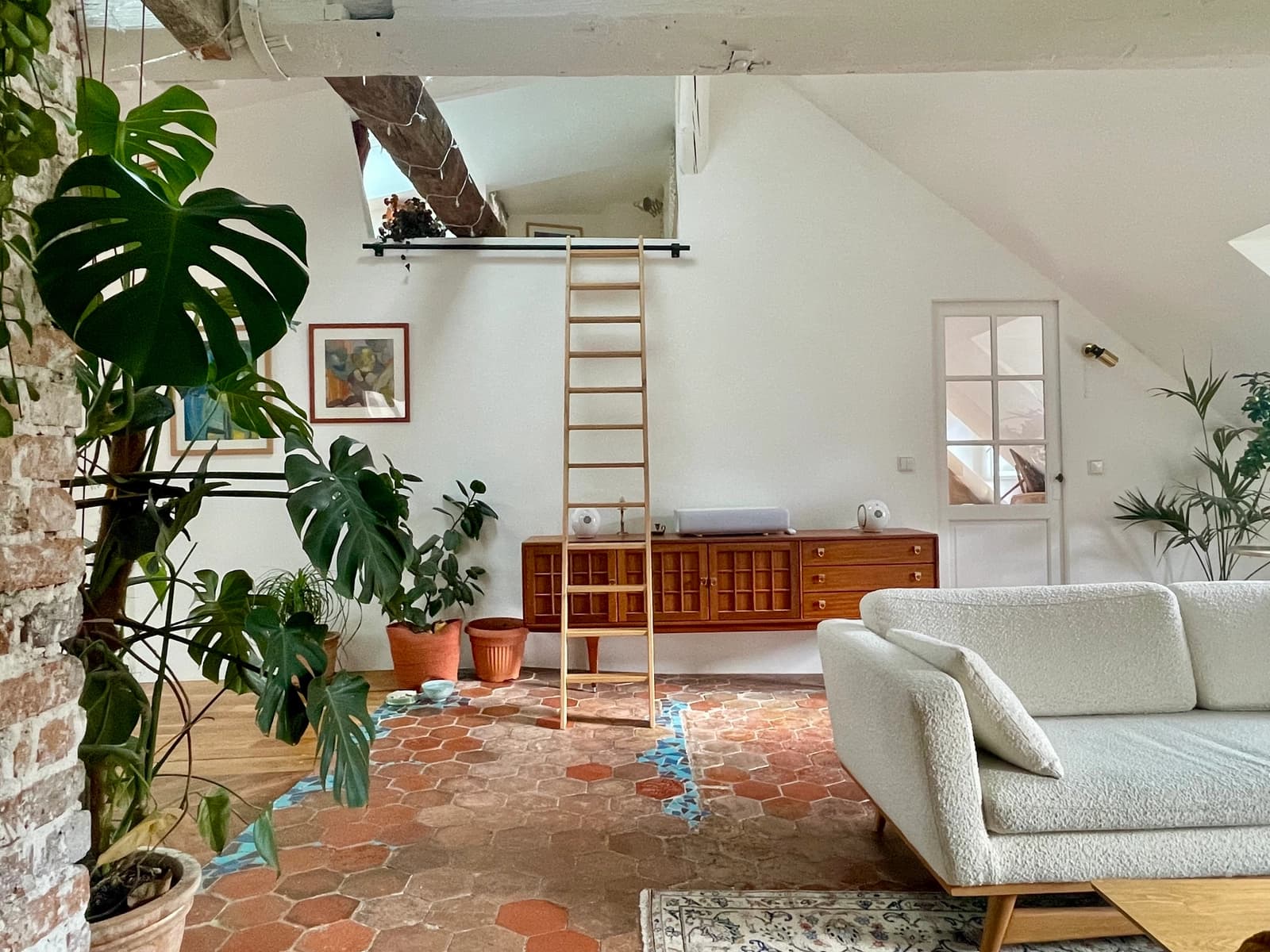 Espace Loft bohème lumineux sous les toits – séjour de 60m², poutres, tomettes, velux – Canal Saint-Martin - 0