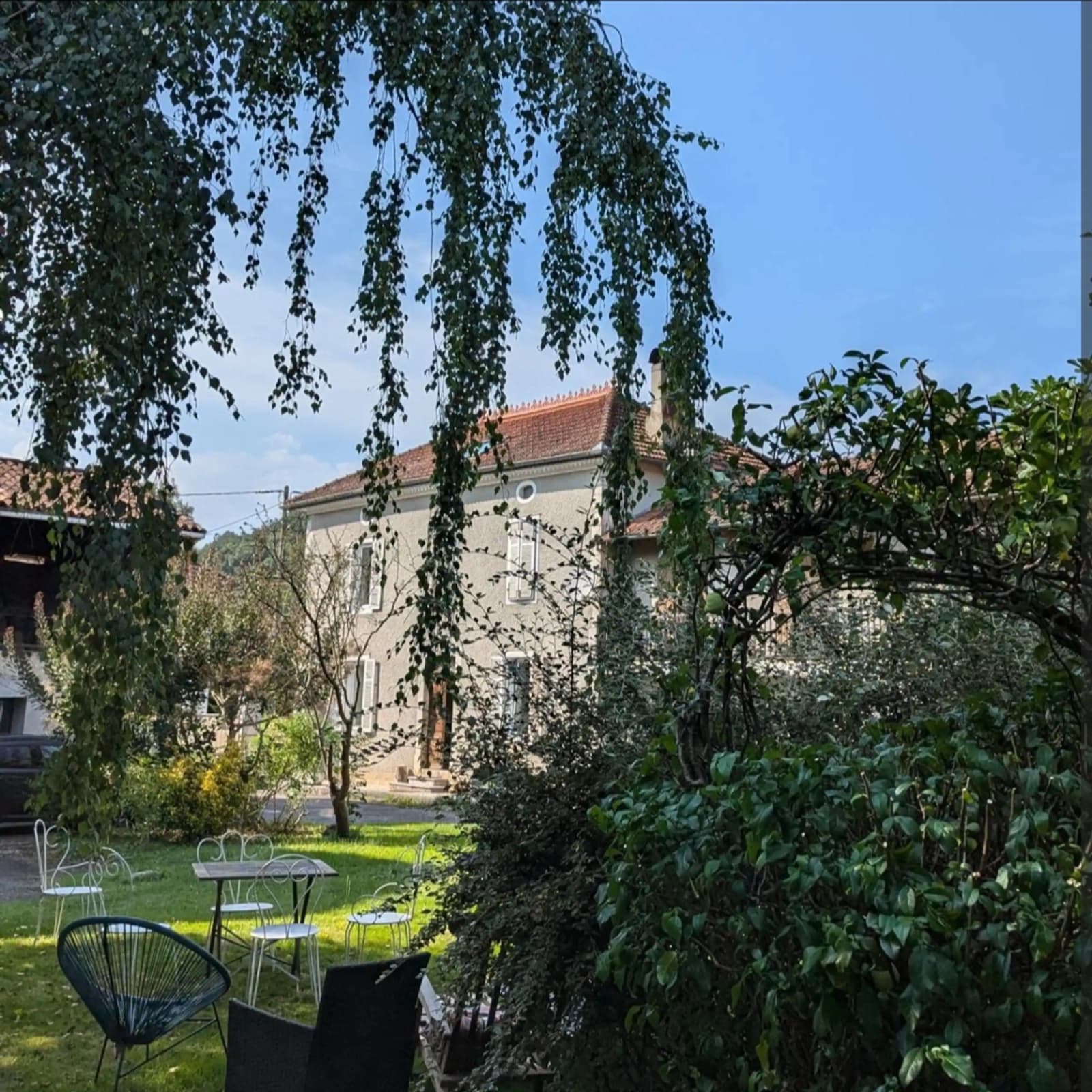 Space Estate in the countryside facing the mountains - 0