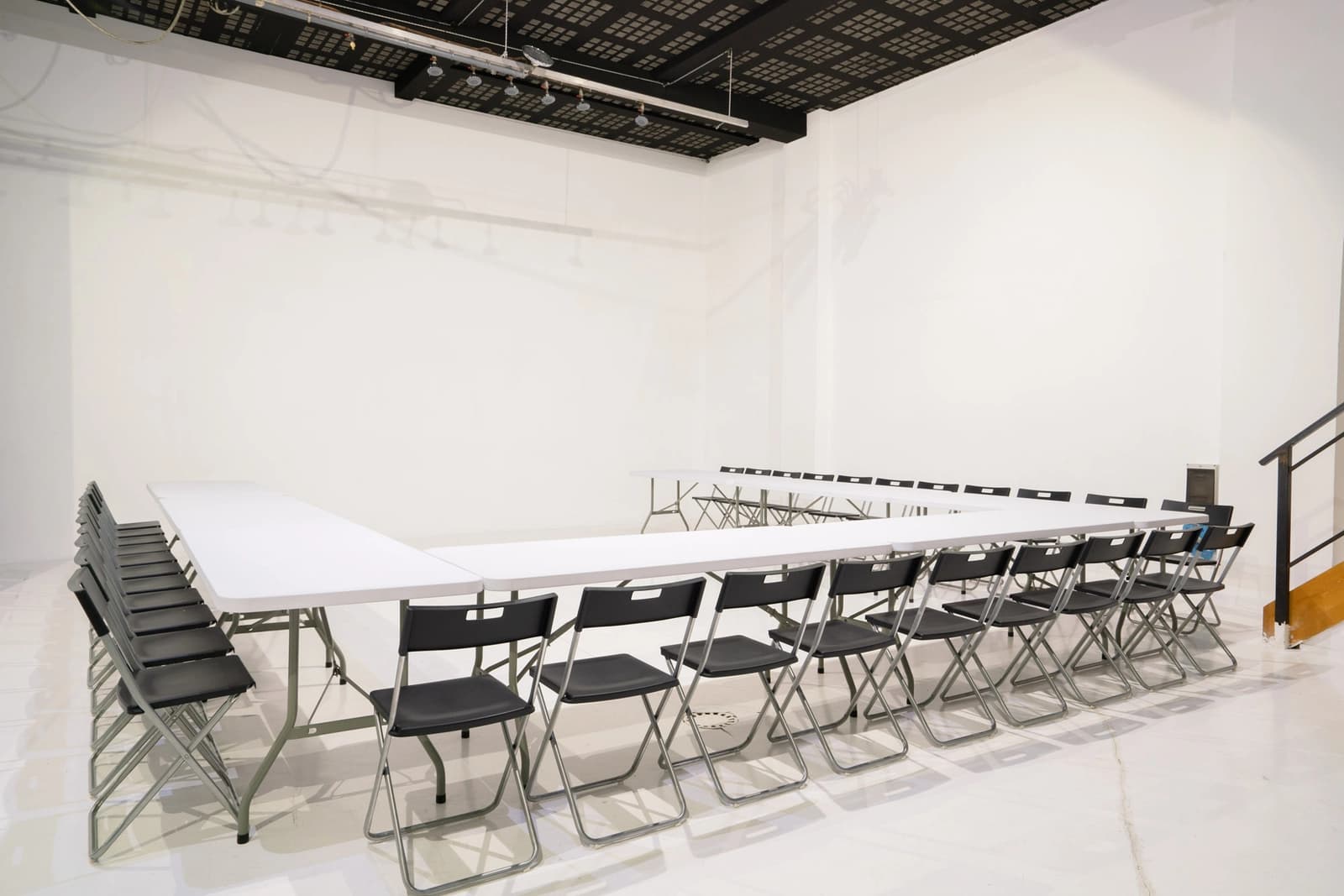 Salle de réunion dans Espace de type studio, très fonctionnel et optimisé - 1