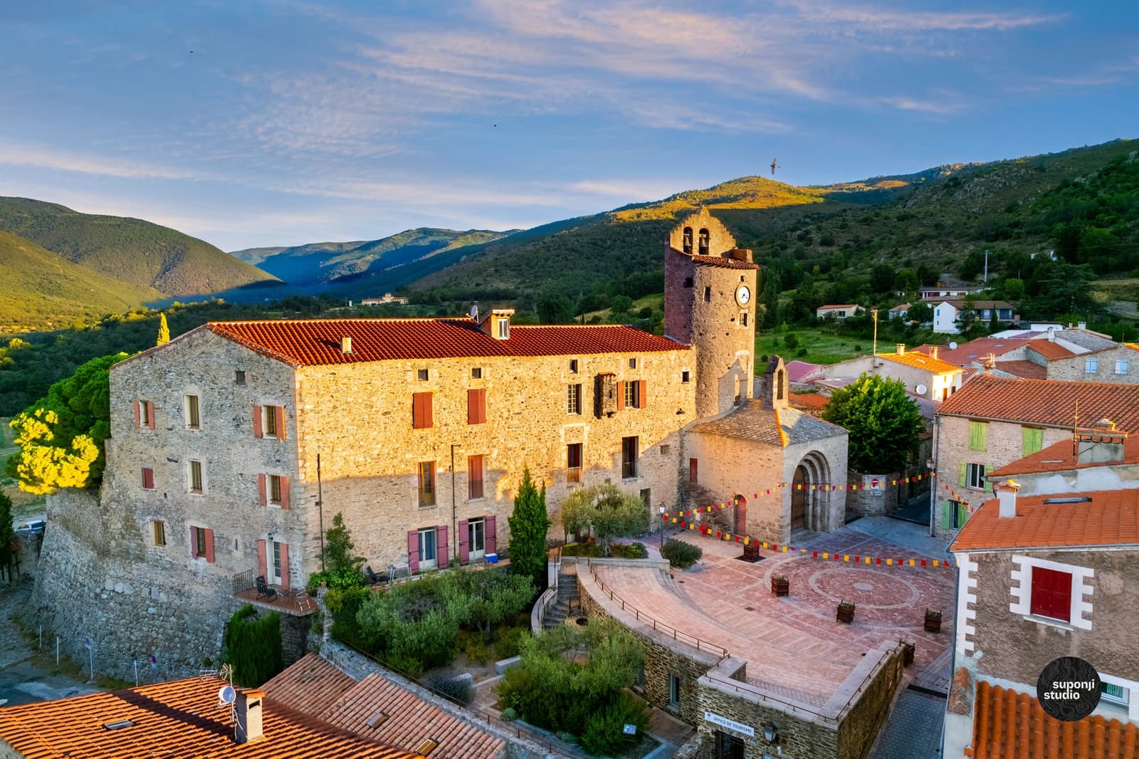 Space 15th-Century Feudal Fortress in a Spa Village in the Pyrénées-Orientales - 0