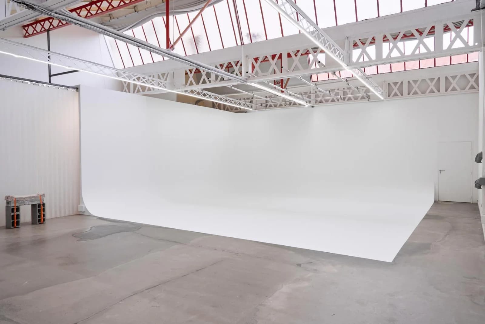 Space Photo and video studio with large 2-sided cyclorama - 0