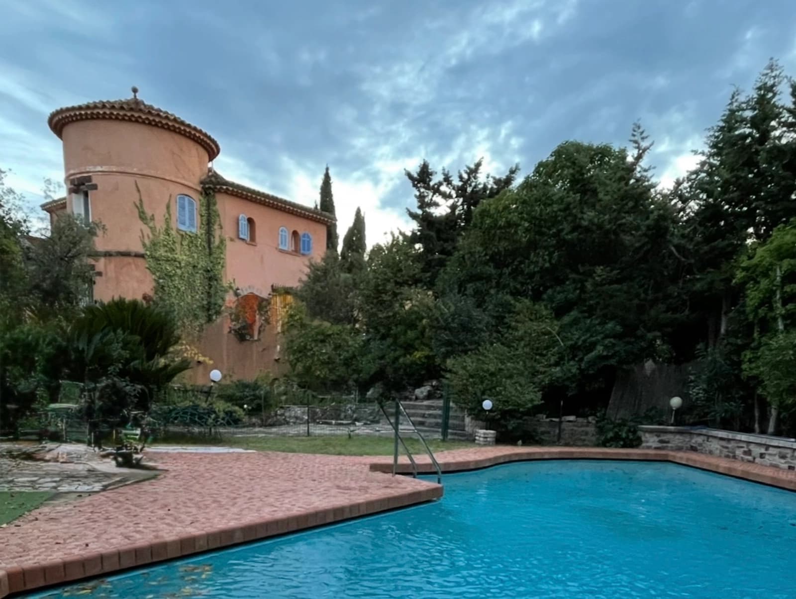 Maison/Villa ancienne face à la Méditerranéenne avec piscine et jardin