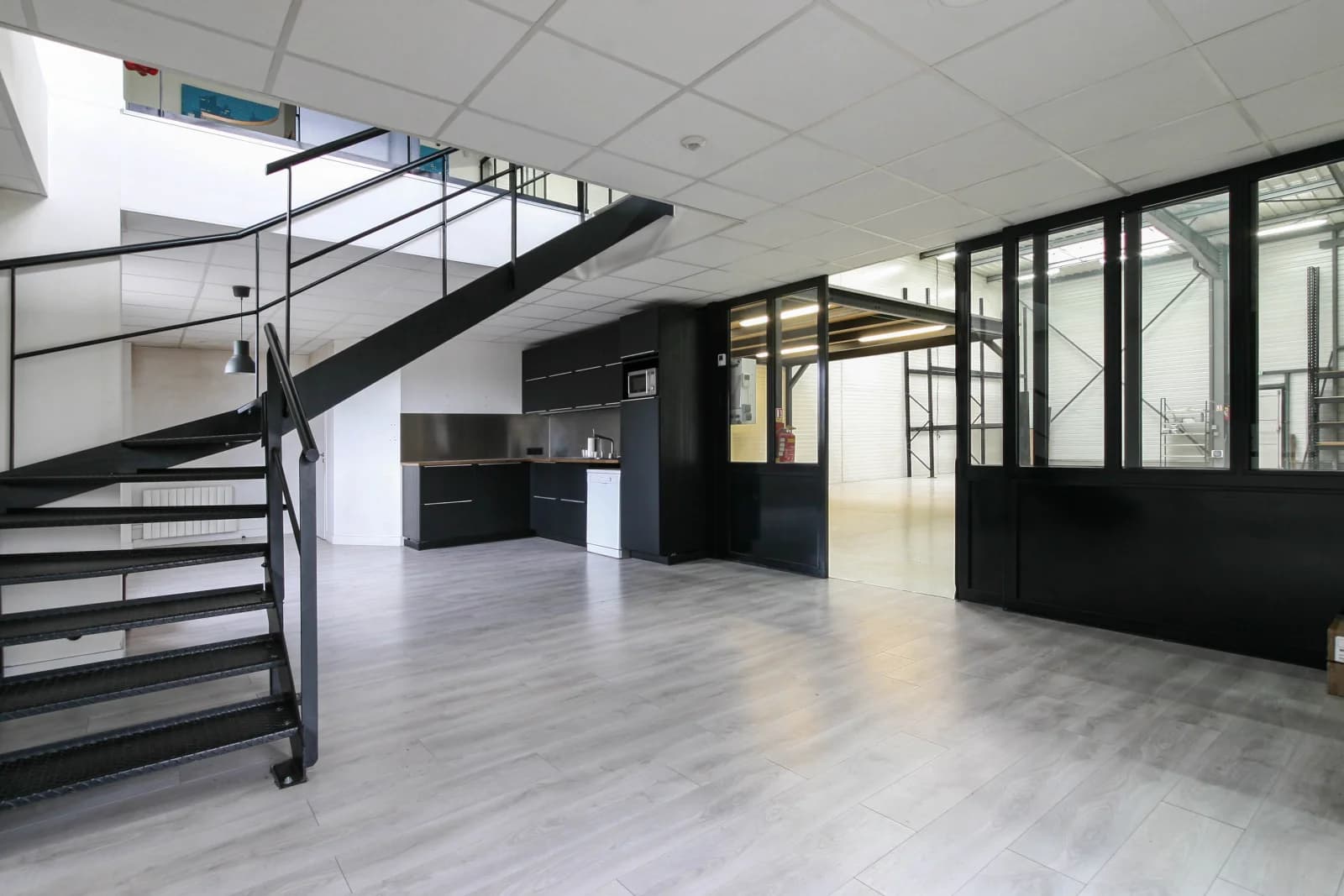 Space Large 305 m² mixed premises with warehouse and offices - ideal for filming, production, control room or studio. - 0