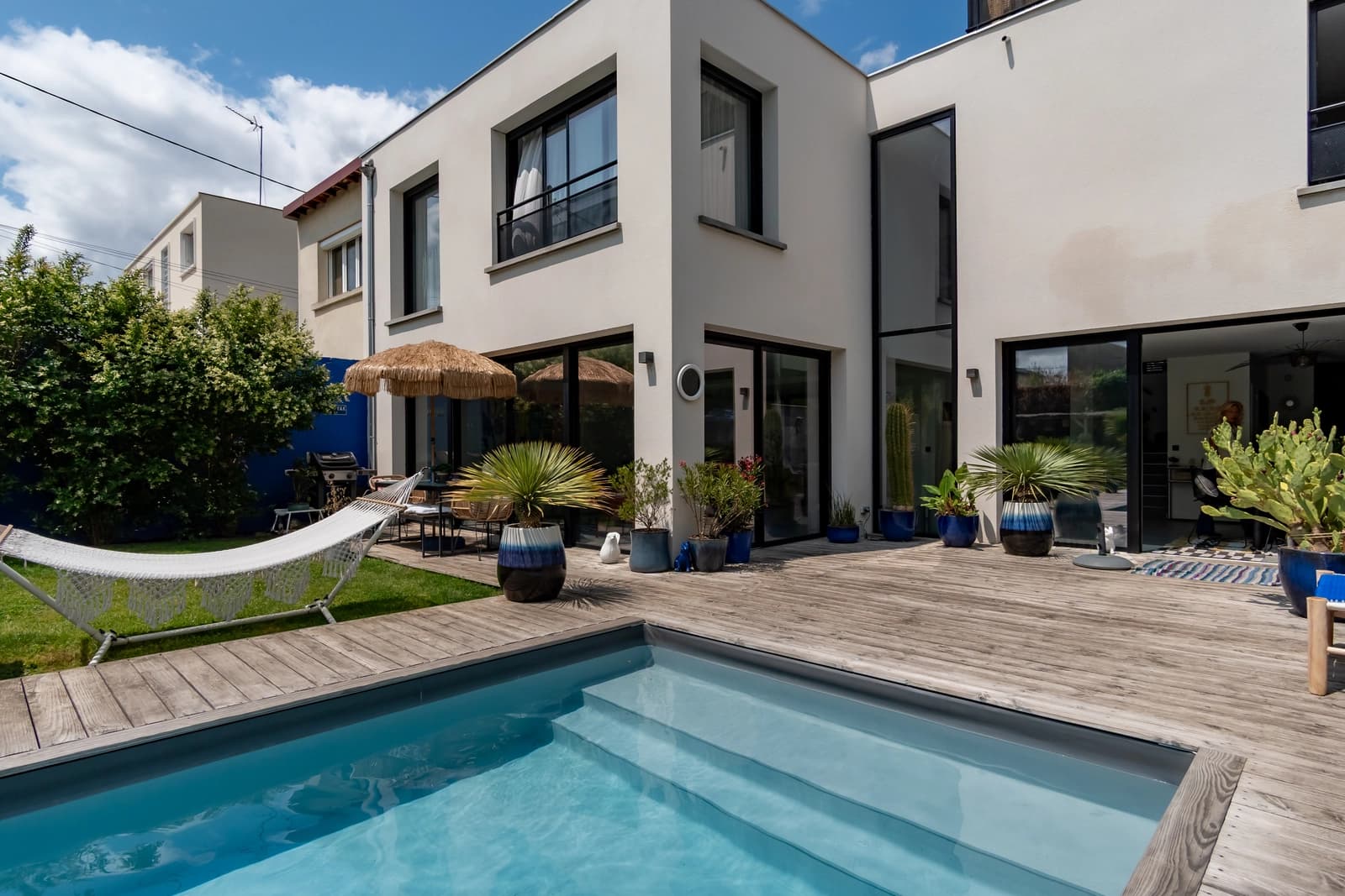 Espace Maison d'architecte moderne avec jardin et piscine près de Paris - 0