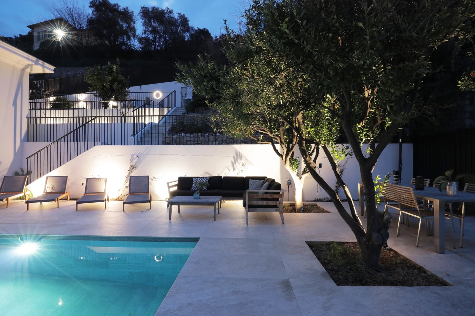 Espace Jardin et piscine avec une vue spectaculaire - 2