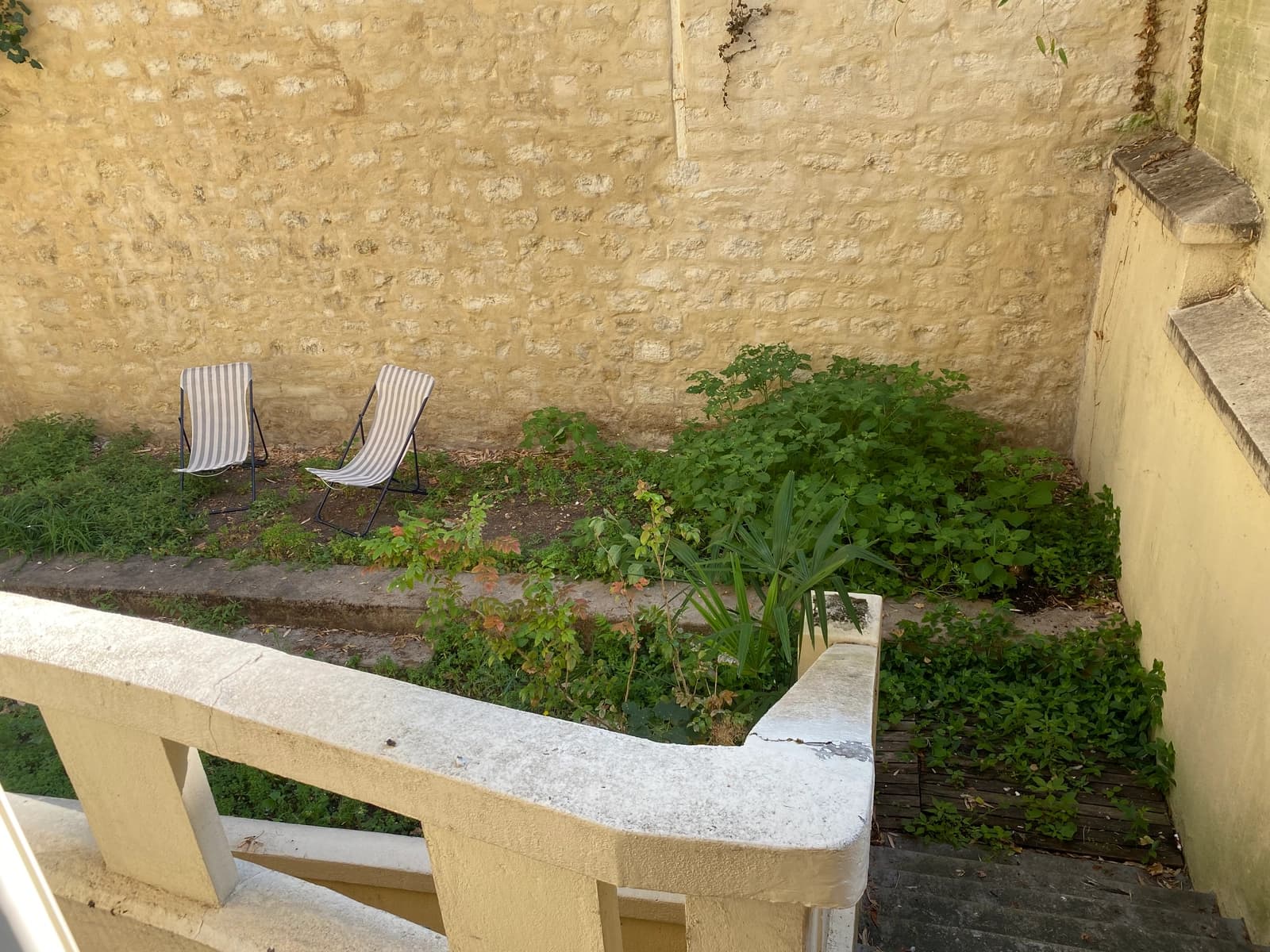 Space Apparently empty 70s with garden - 4