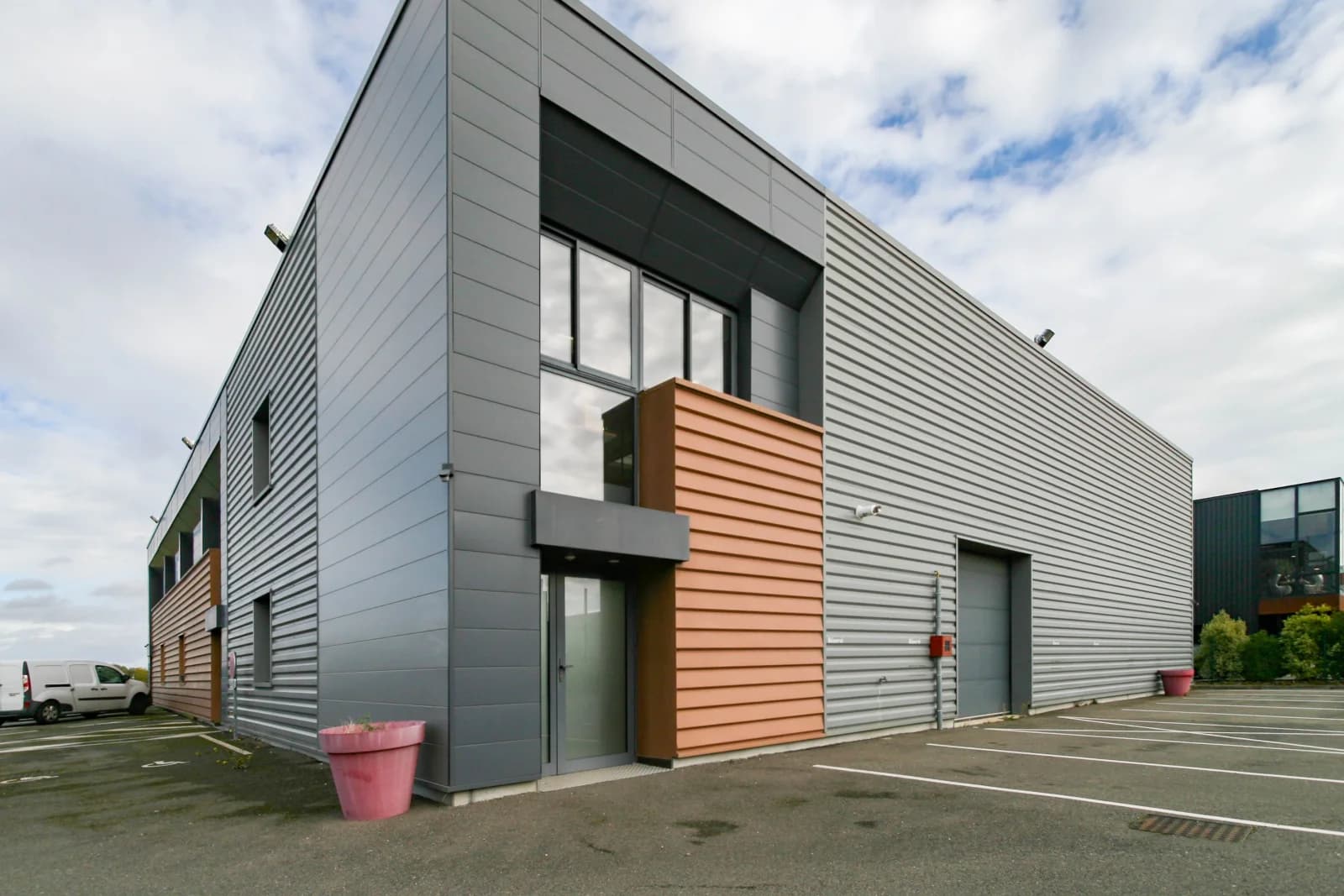 Space Large 305 m² mixed premises with warehouse and offices - ideal for filming, production, control room or studio. - 4