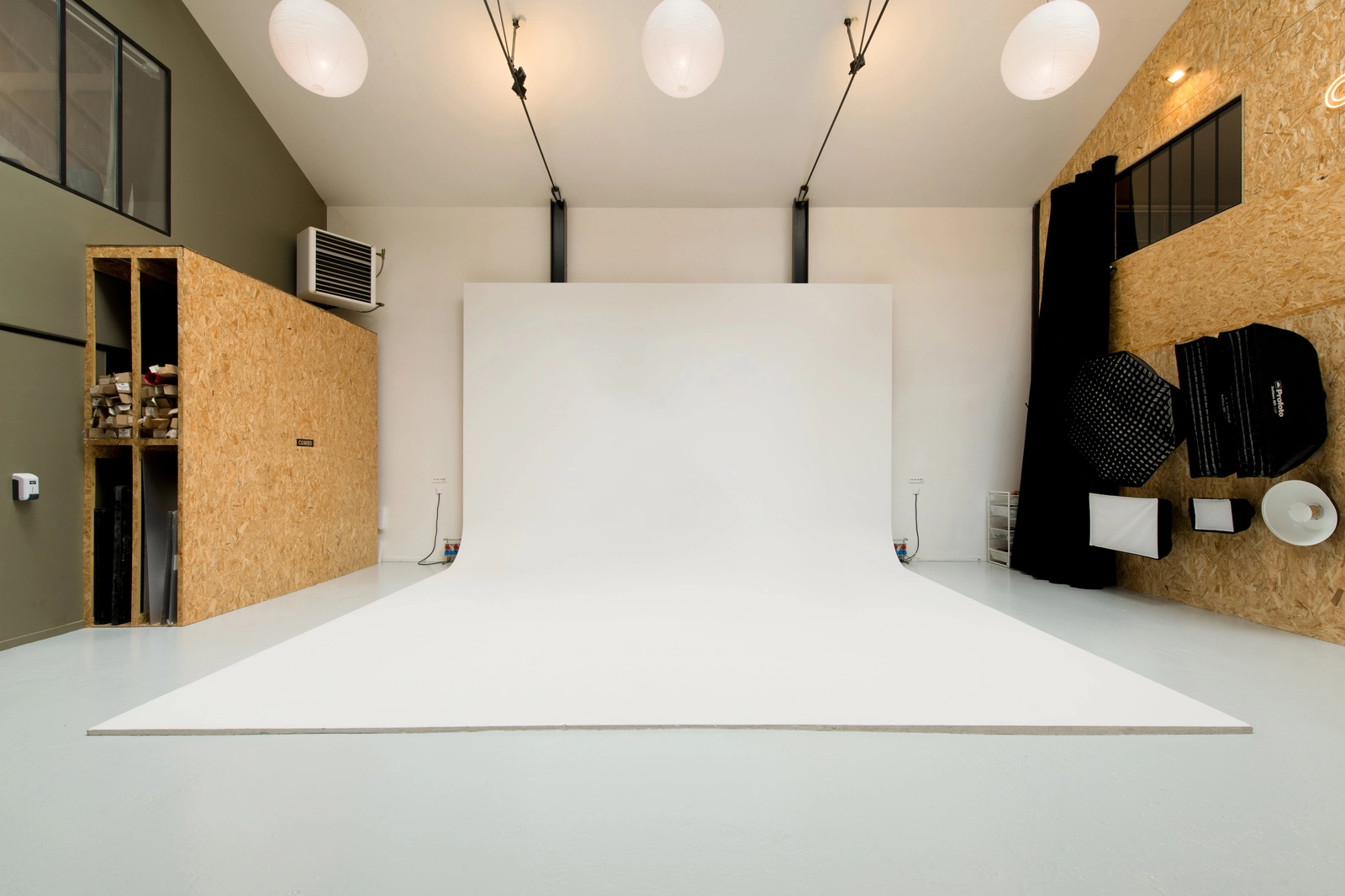 Space Daylight studio cyclo in Aubervilliers - 2