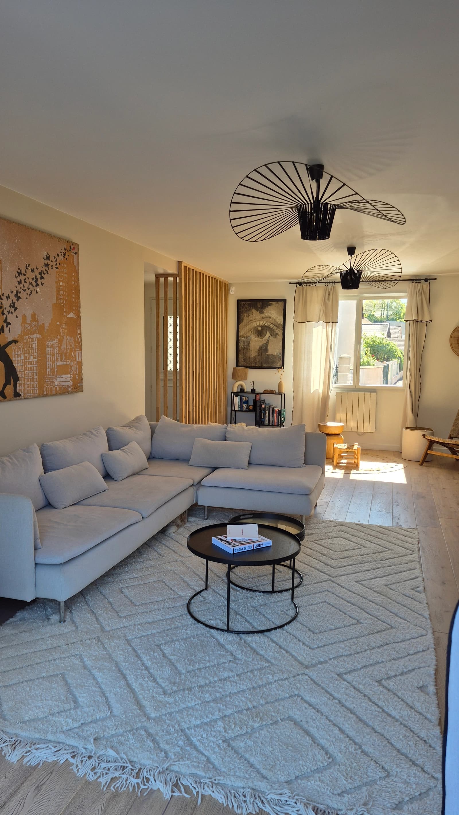 Espace Lieu de vie - Lumière, bois & douceur – un décor apaisant pour vos images - 1