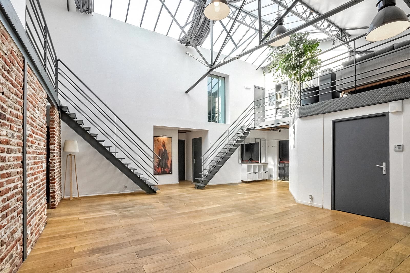 Space Large industrial loft: Eiffel, bricks and glass roof - 0