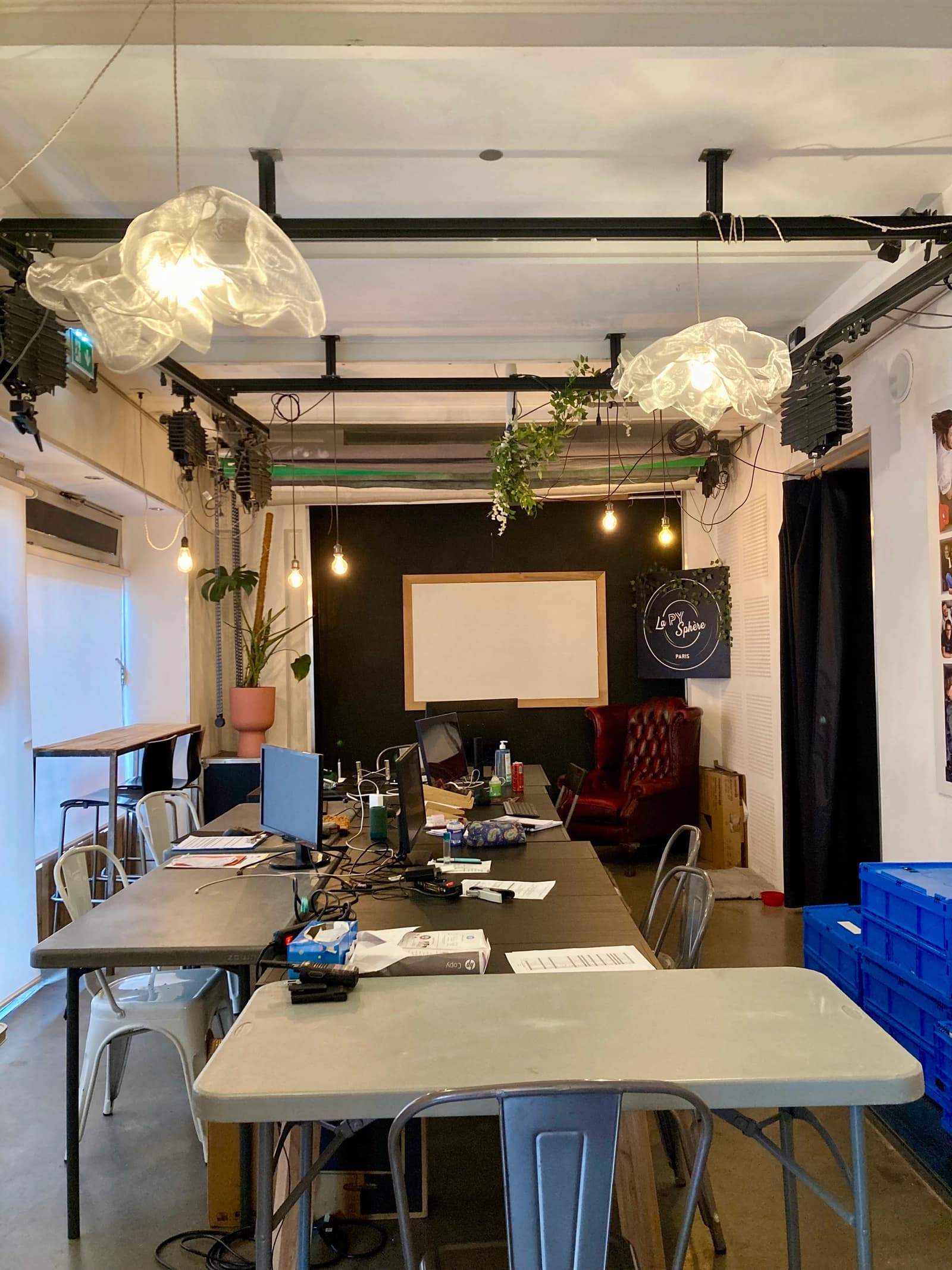 Space Atypical vintage and industrial hangout - 4