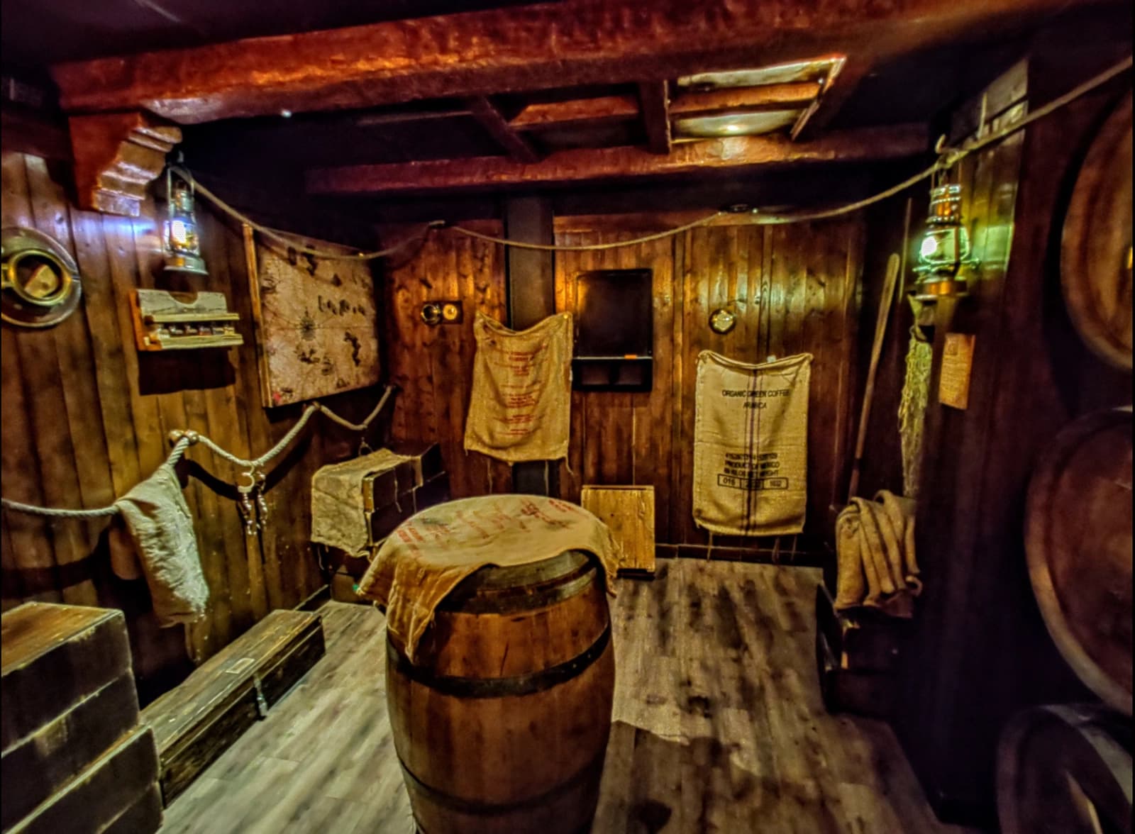 Espace Salle et ambiance cale de bateau - 0