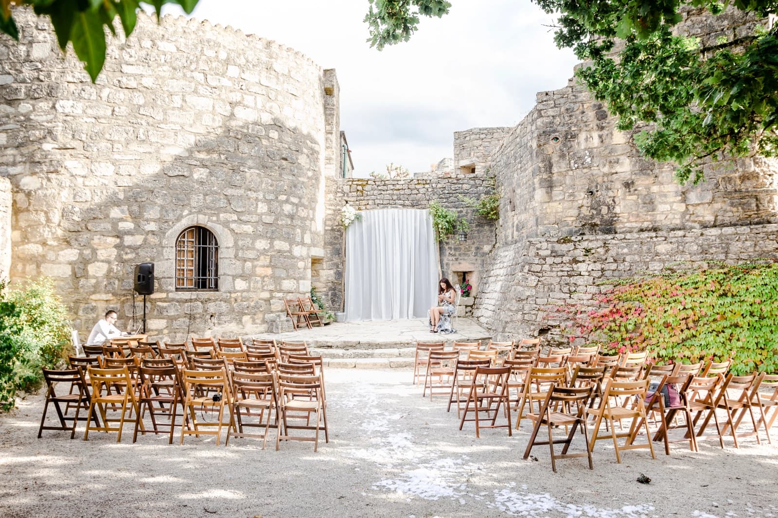 Sala de reuniones en El castillo de Roussillon: una joya arquitectónica - 1