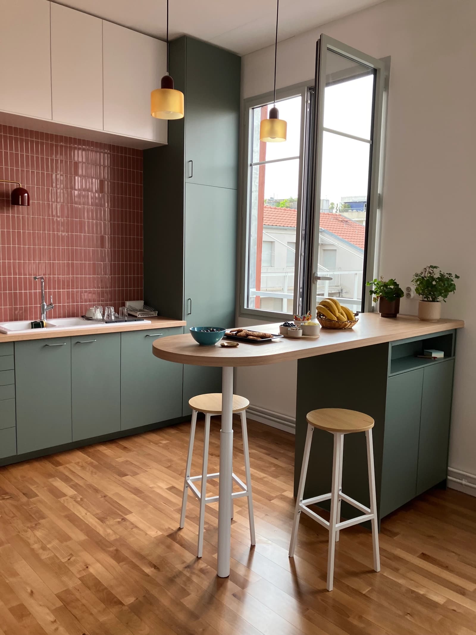 Espace Loft industriel lumineux, parquet et charpente blanche - 2