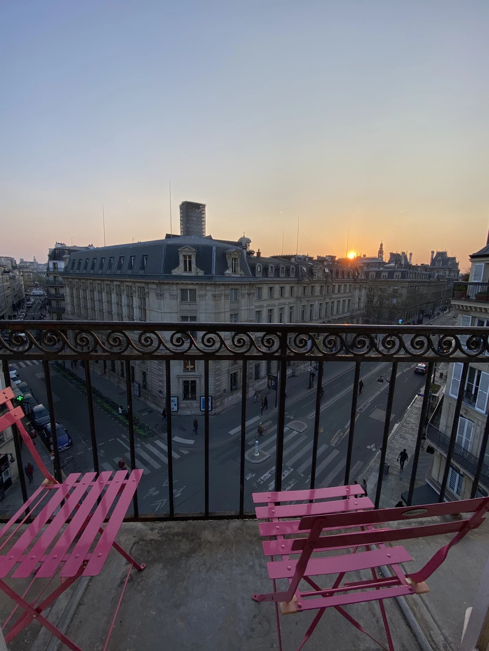 Space Superb designer living room with large balcony and view in an apartment in the heart of the Marais district with balcony and view of the Tour Saint-Jacques and Île Saint-Louis - 2