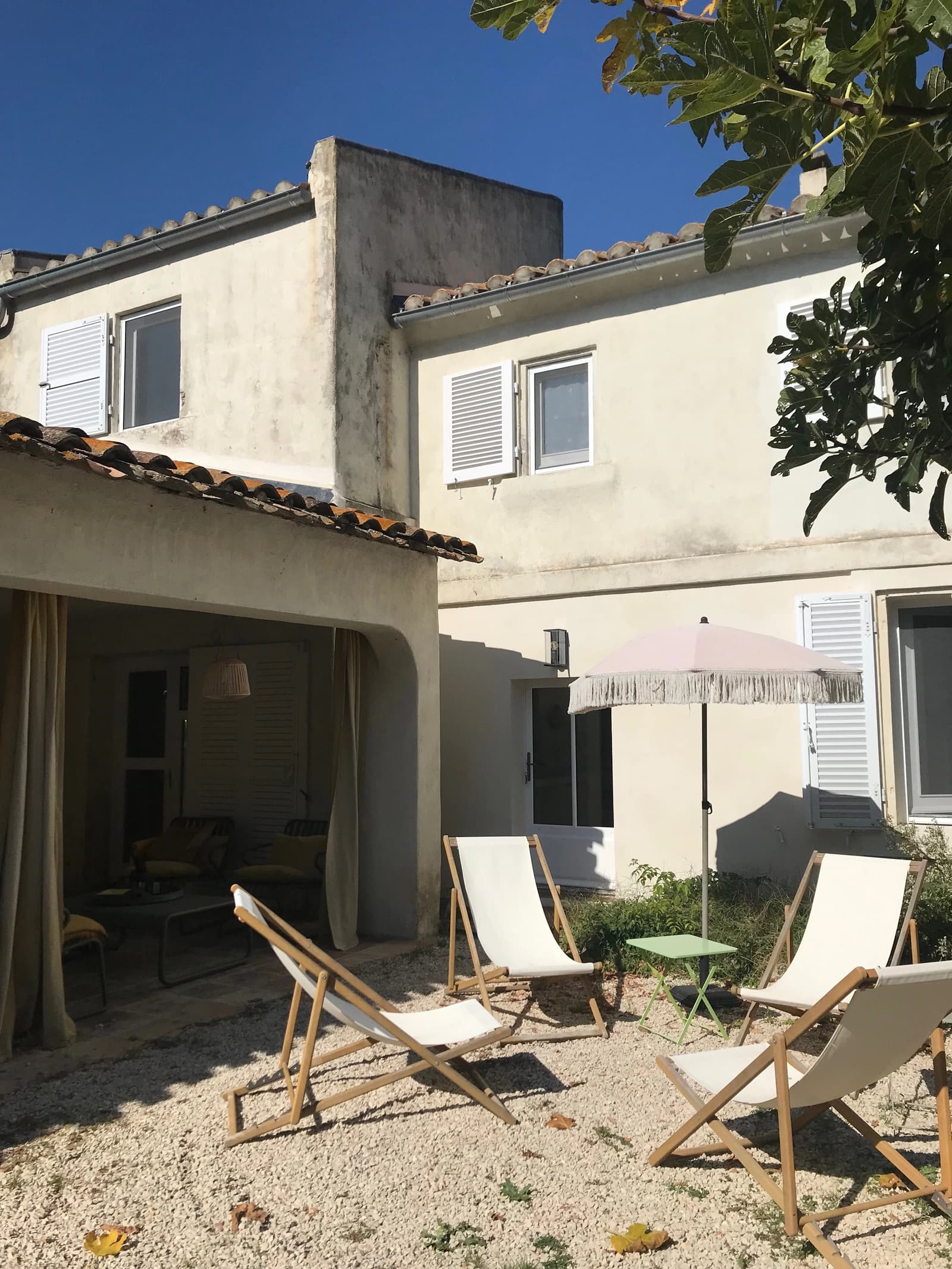 Encanto y autenticidad de una pequeña masía renovada en medio de los campos