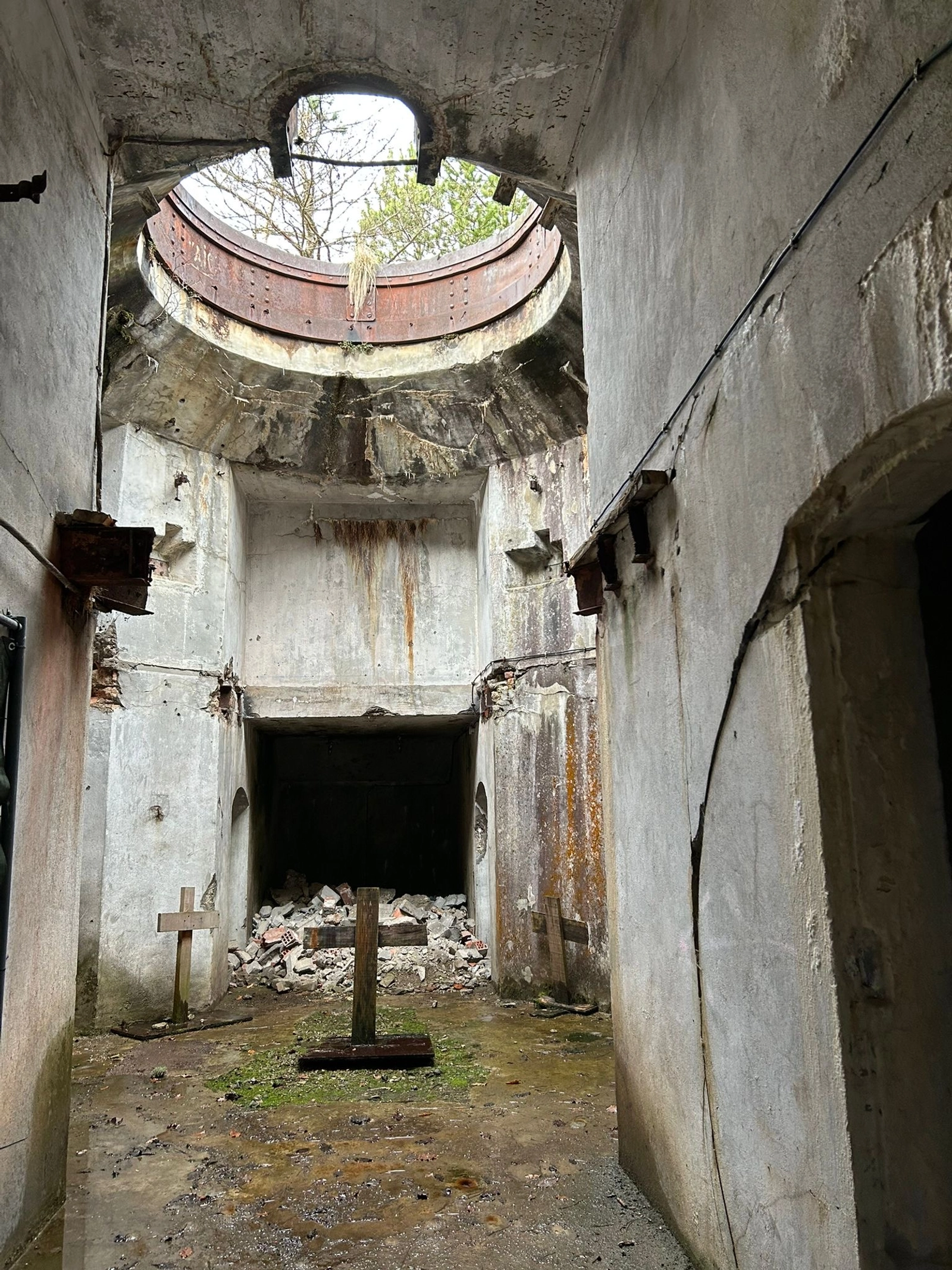 Espace Fort militaire isolé avec forêt, décor immersif - 1