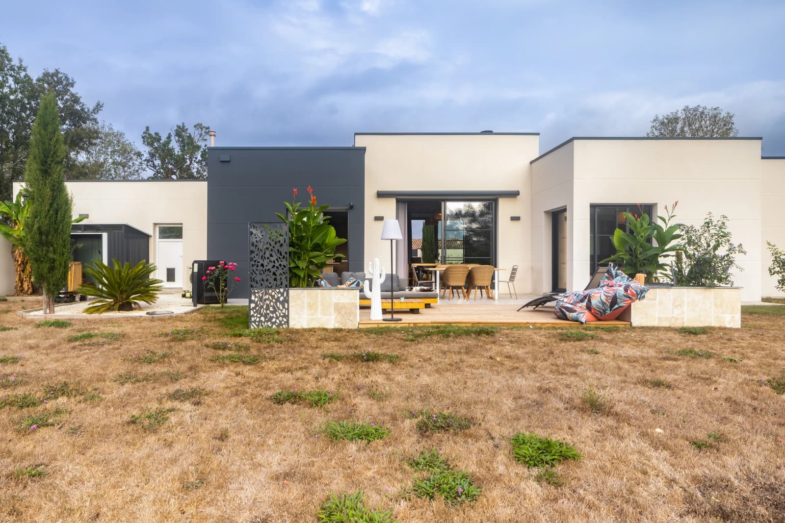 Meeting room in Bright house with large through-hung windows - 1