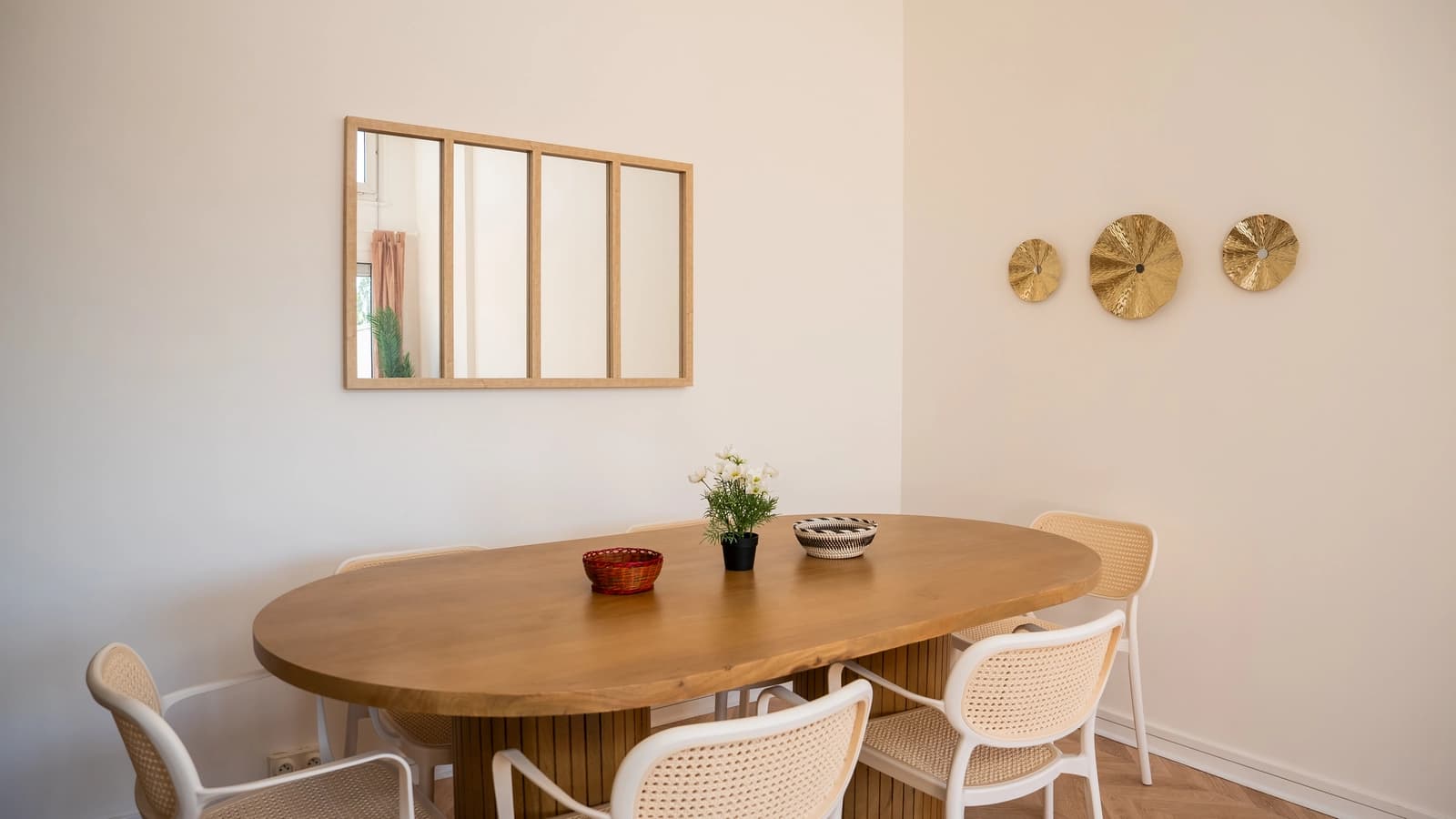 Space Bright 119 m² duplex with south-facing terrace — decor for photo shoots, filming, and content productions in Compiègne - 1