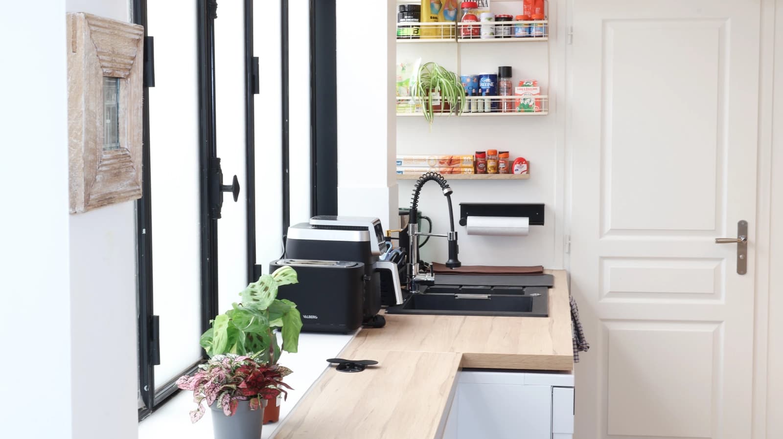 Space Unconventional and graphic duplex with a spiral staircase and glass partition – Paris 3rd arrondissement - 2