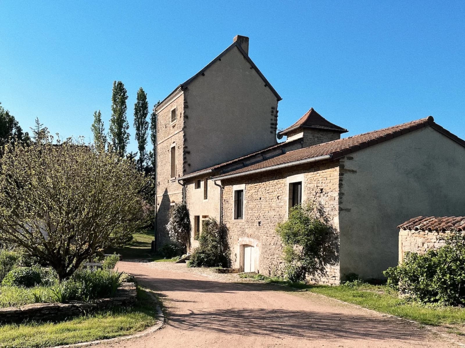 Space Character house with seventies influences in Burgundy - 1