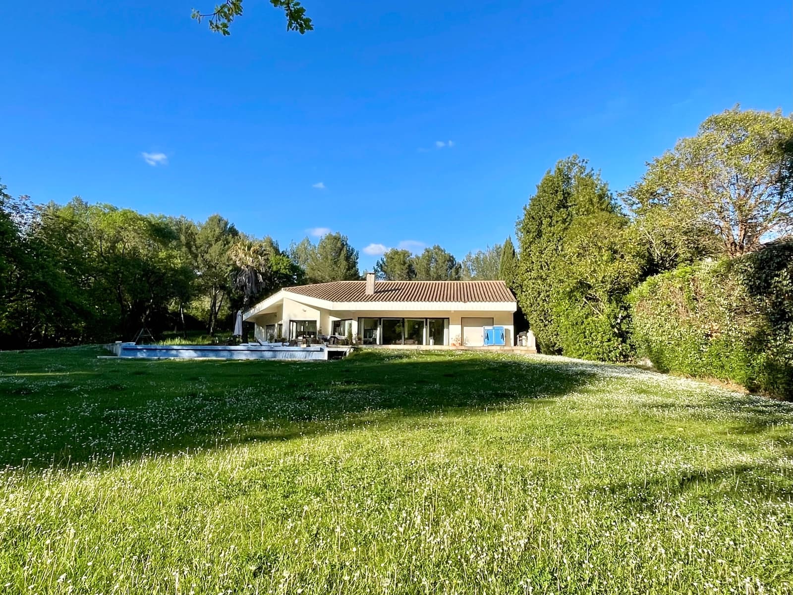 Space Architect-designed villa with swimming pool, large riverside garden - 0