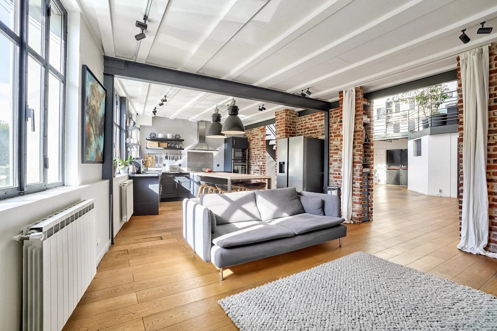 Space Large industrial loft: Eiffel, bricks and glass roof - 2