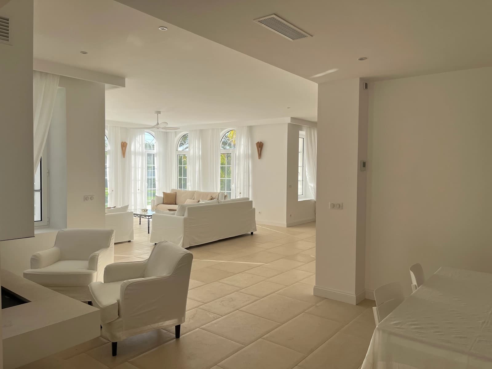 Space Characterful white house - 3