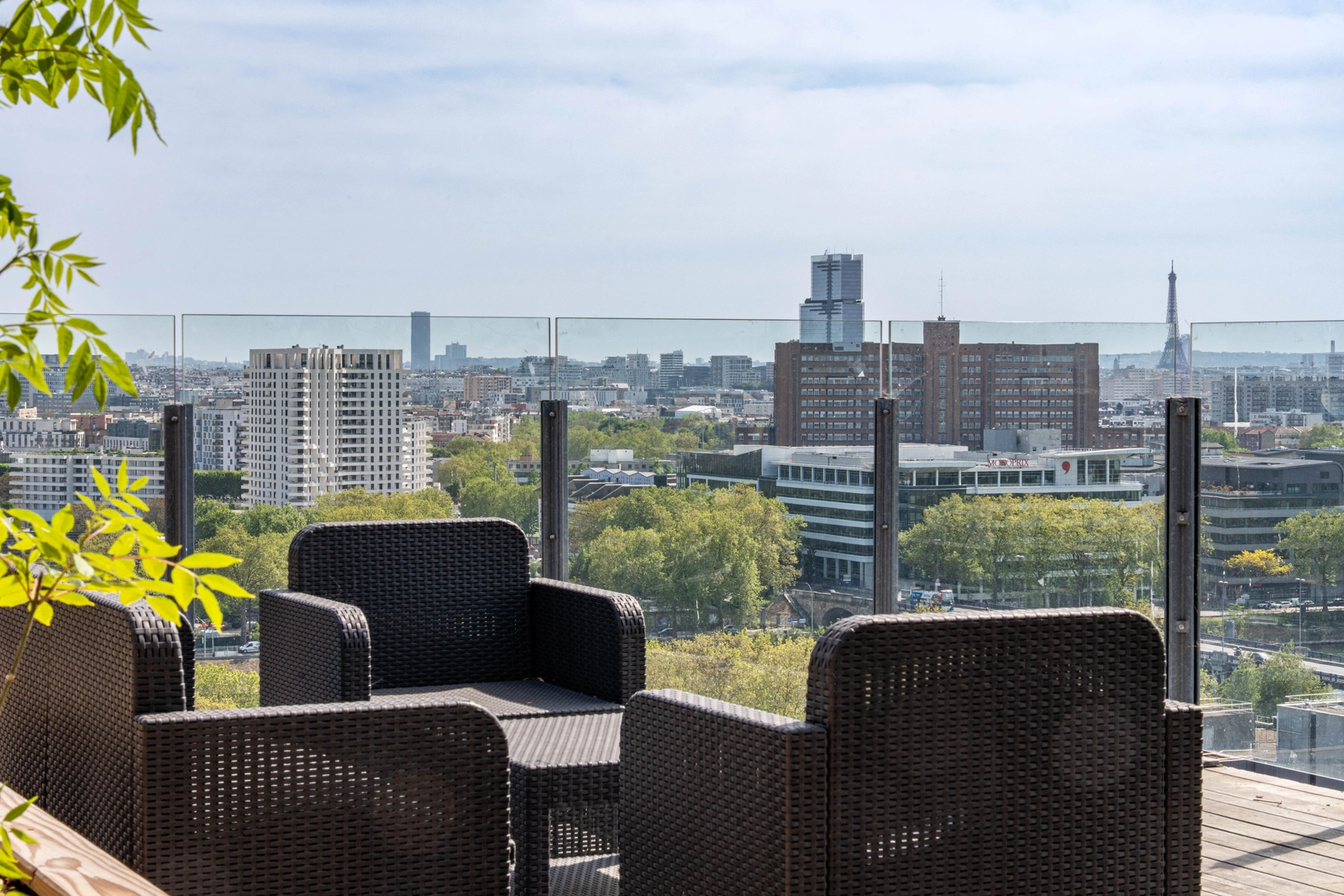 Espace Rooftop 50m² · Vue Tour Eiffel & La Défense · Pergola · Plein ciel SUD-OUEST · 17ème étage · 8 min Paris - 2