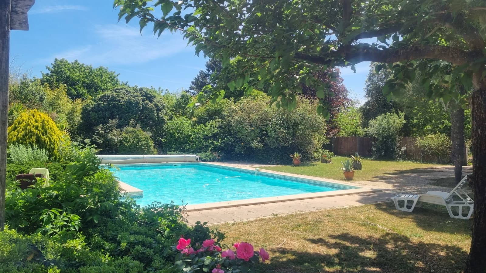 Superbe villa, piscine privée et vaste jardin clos, arboré et fleuri (1000m²) - Accès à un parc privé possible (6000m2) avec potager et espace boisé