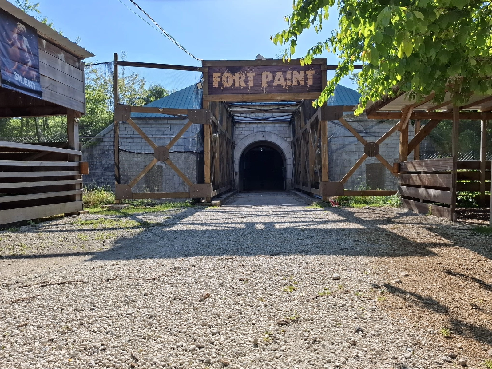 Espace Fort militaire isolé avec forêt, décor immersif - 4