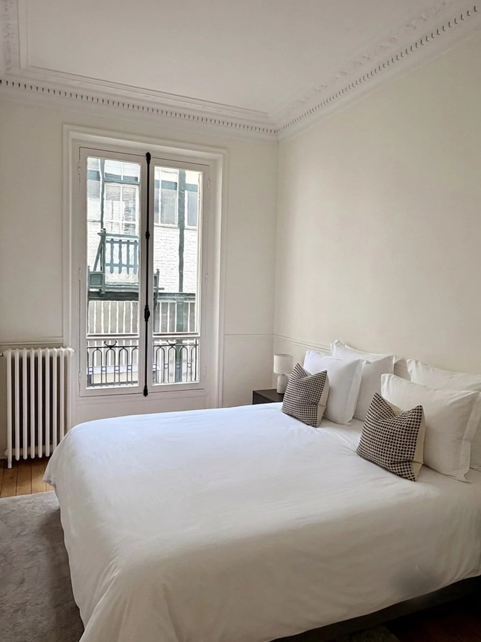 Space Haussmannian 165 m², 5 Bedrooms, Very Bright, 3.4 m Ceilings, Central Paris, Parquet, Mouldings, Chimneys - 3