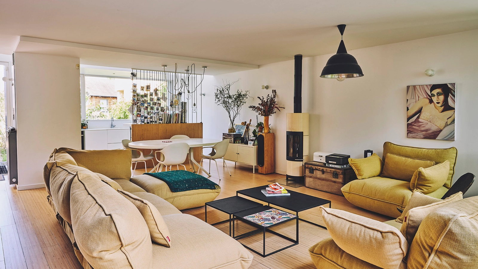 Space Bright architect-designed house with a large open-plan living area opening onto a garden - 0