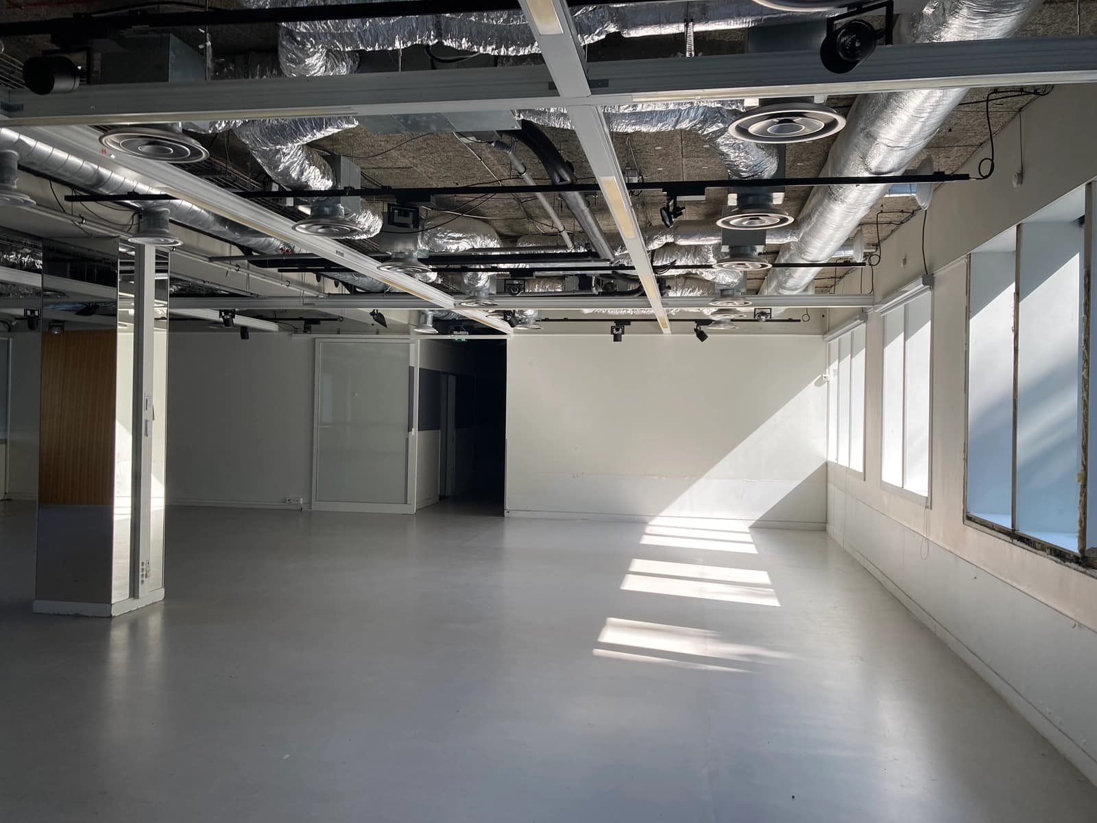Space Industrial-style reception hall, ideal for filming and shoots - 3