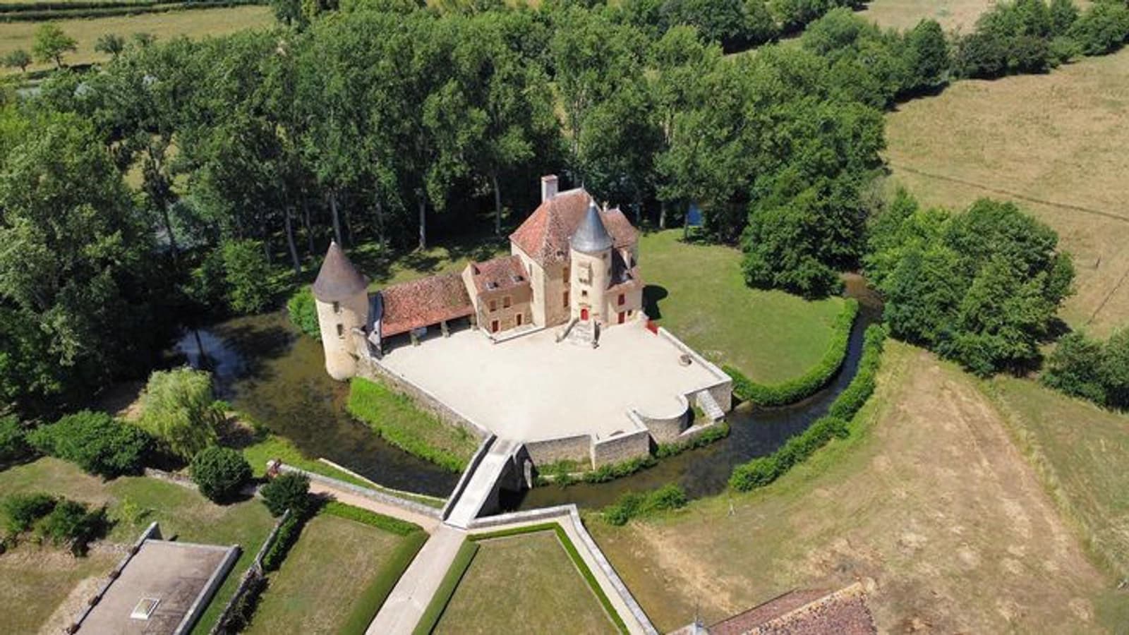 Space Chateau d'Anizy and riverside church with moat - 2