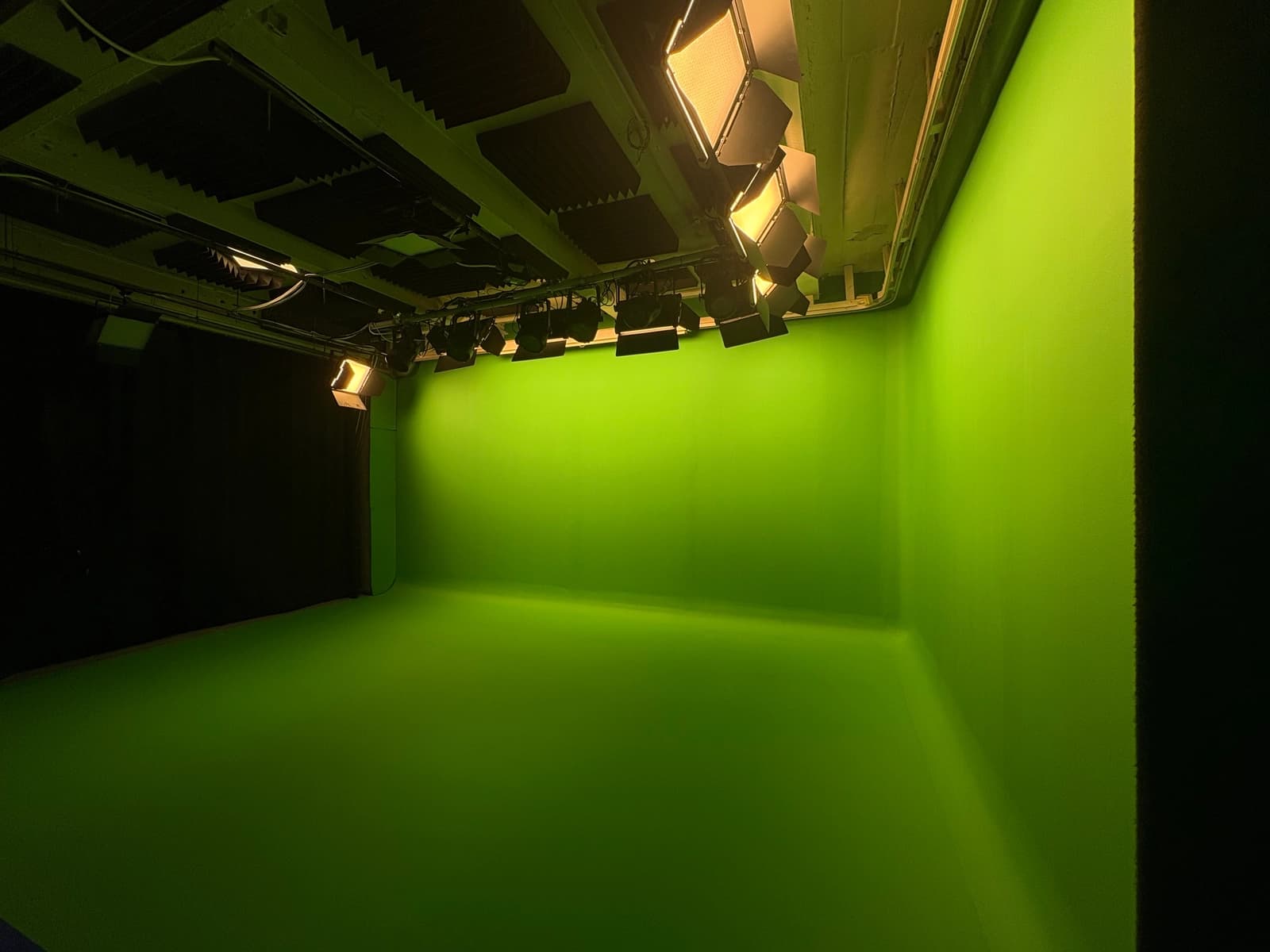 Space Green screen studio in Montmartre - 25 m² video set with integrated control room - 3