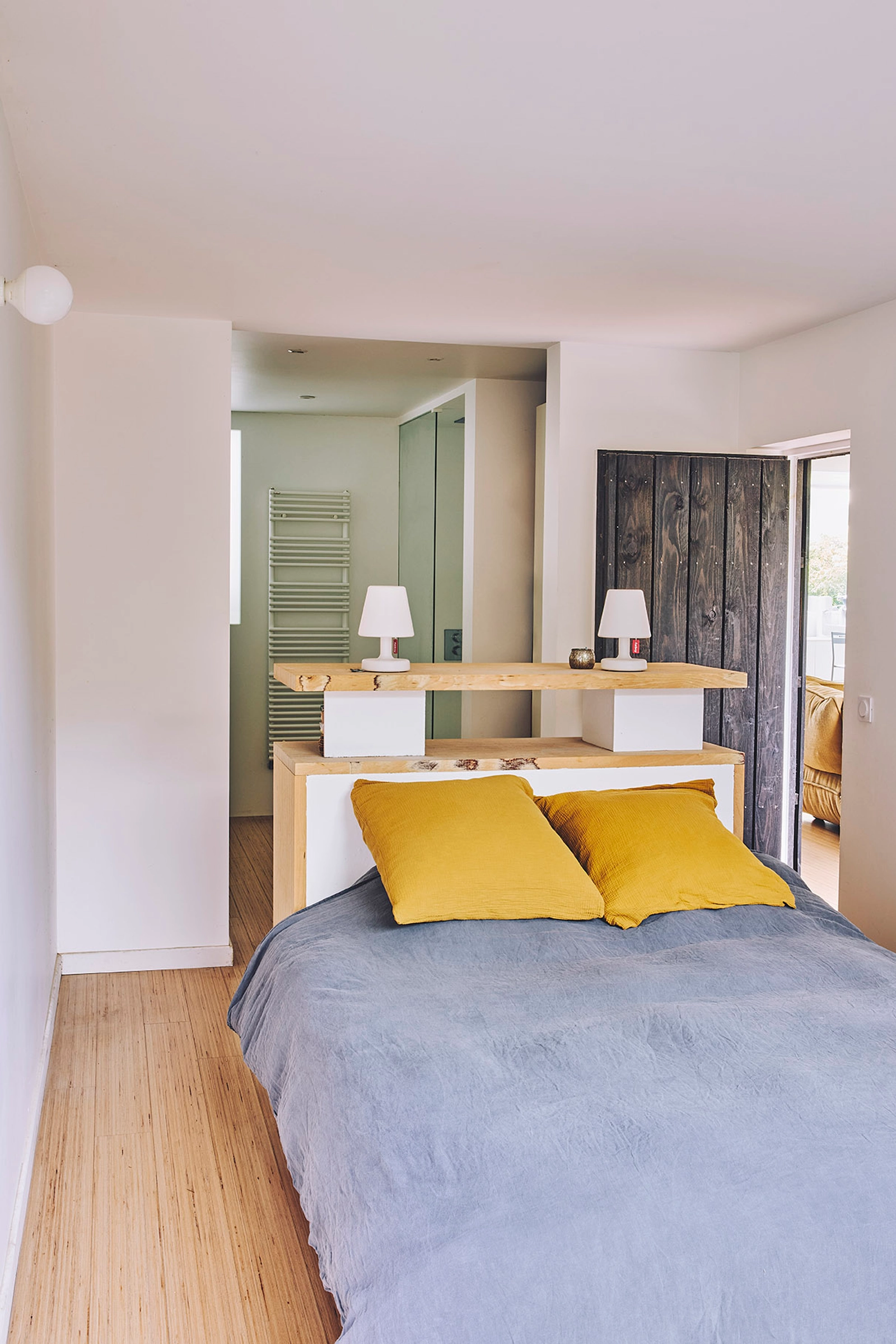 Space Bright architect-designed house with a large open-plan living area opening onto a garden - 4