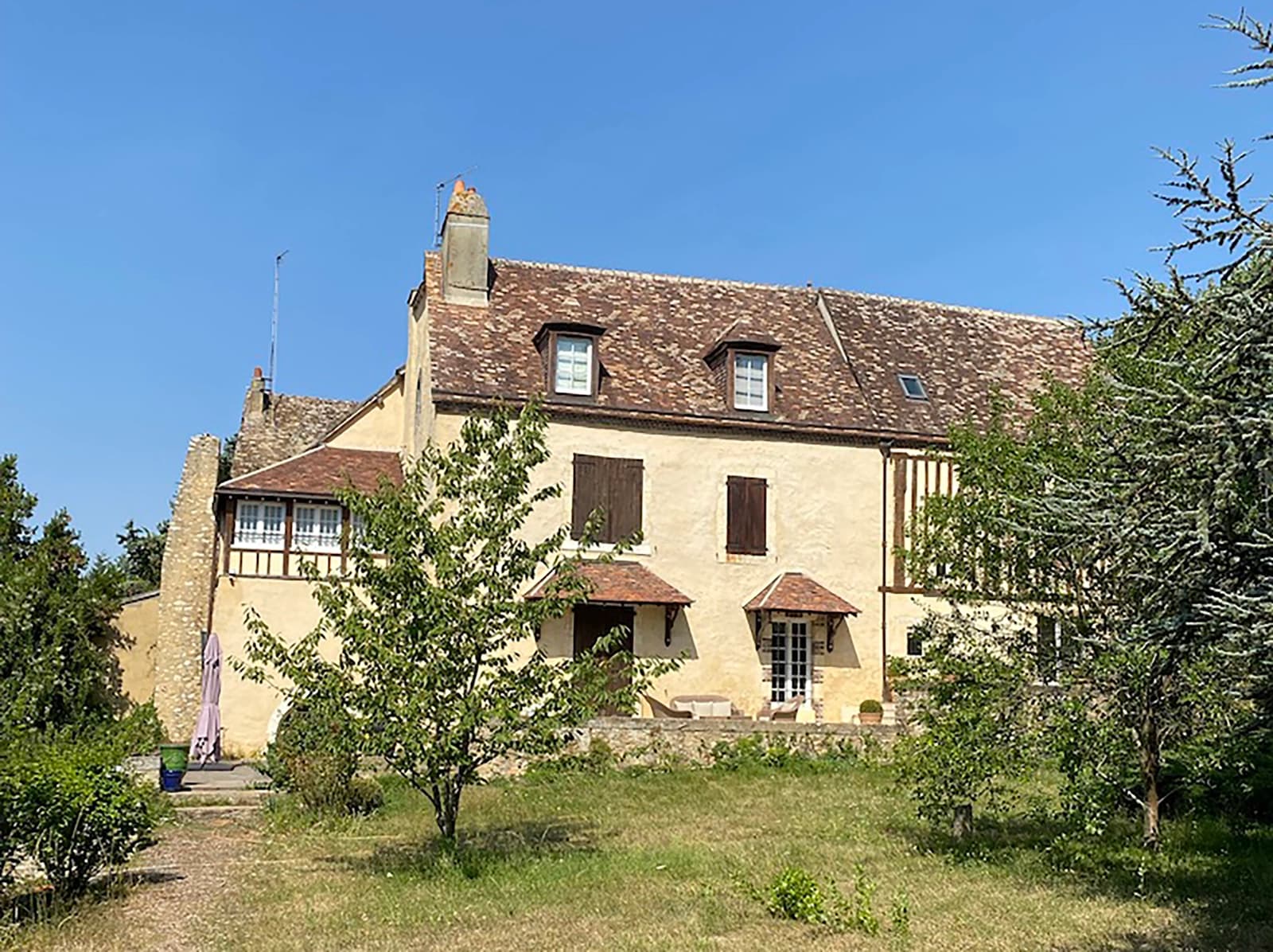 Villa claire et ensoleillée voisine d'un château fort
