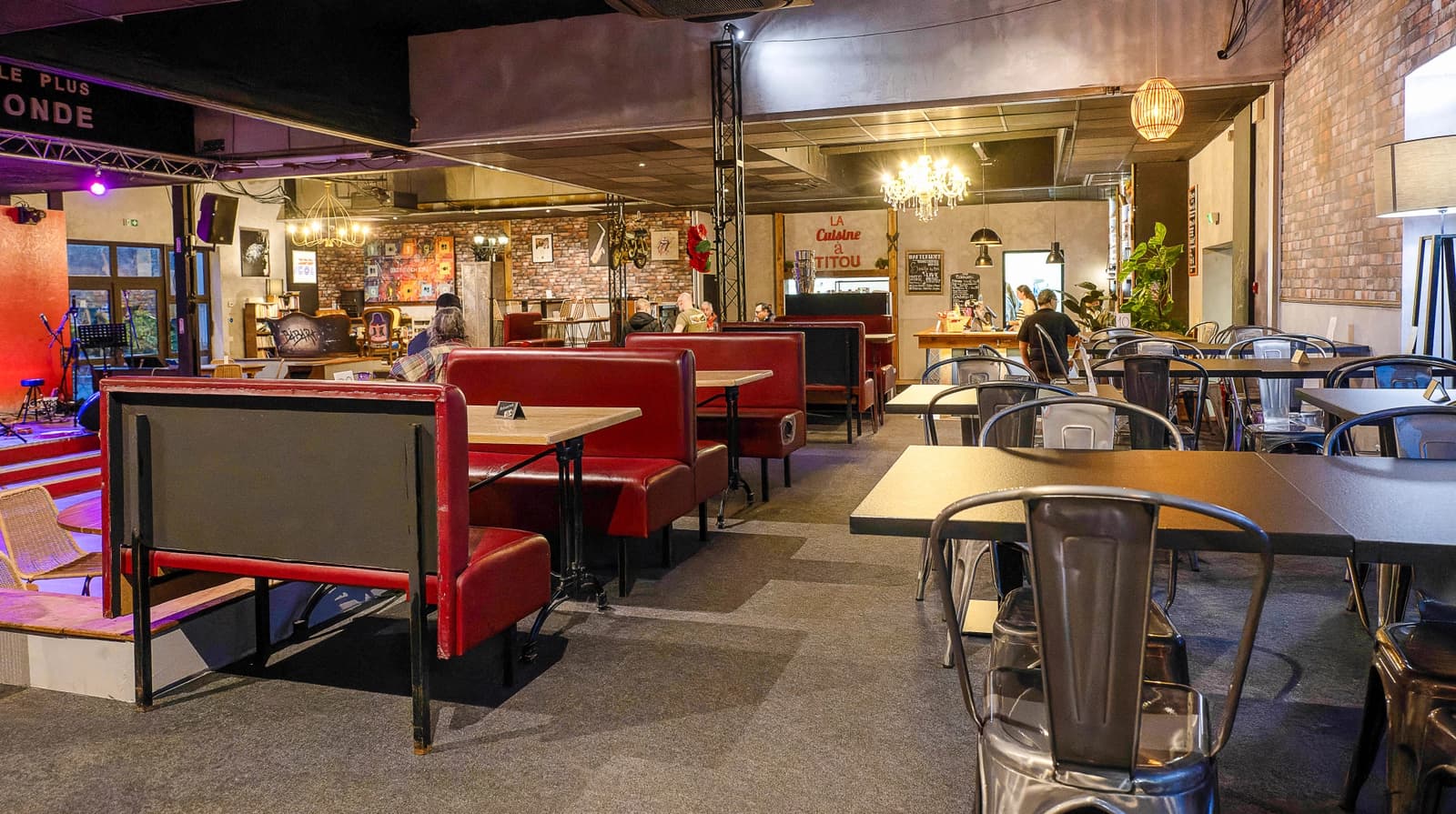 Space Restaurant and Bar with a Stage - 1