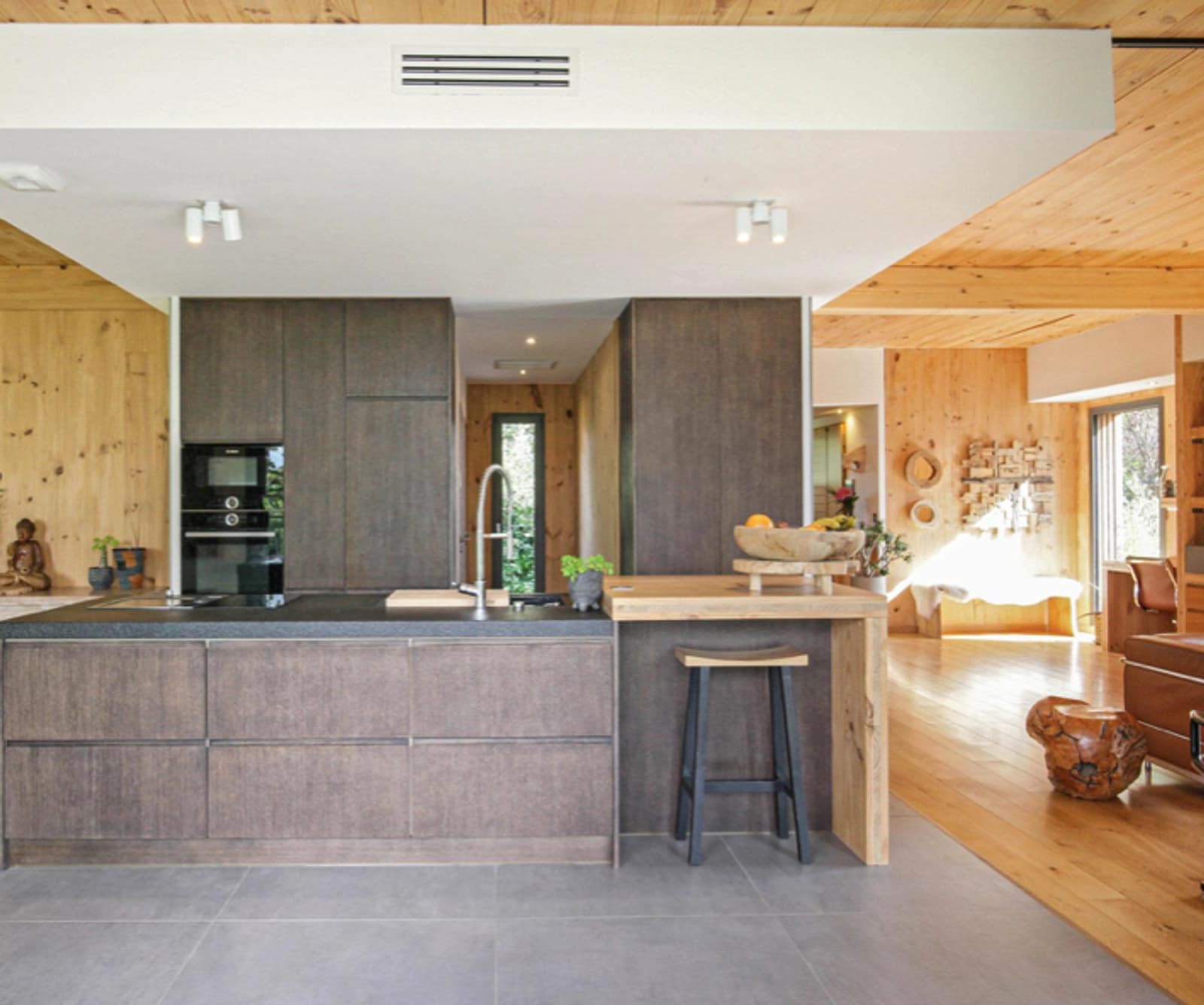 Space Wooden architect's house open to the outside - 2