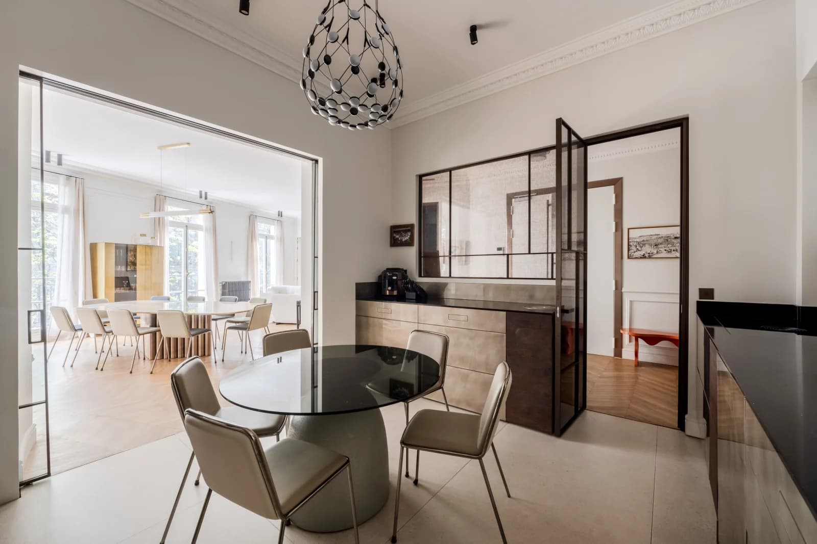 Space Magnificent Espace in a luxury Haussmanian apartment with giant screen - 1