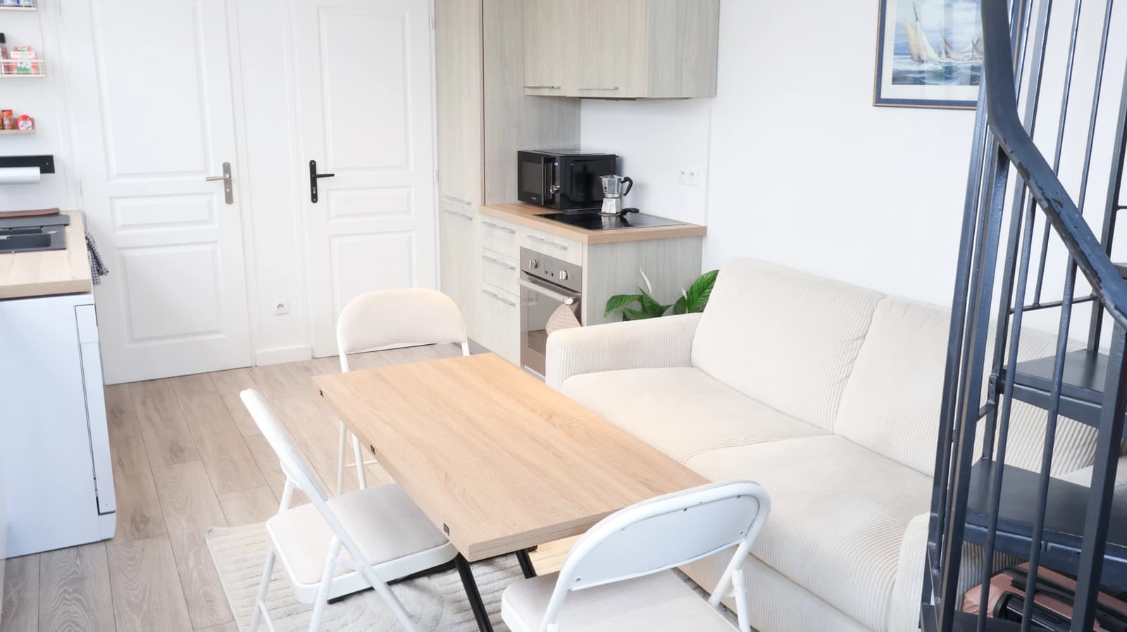 Space Unconventional and graphic duplex with a spiral staircase and glass partition – Paris 3rd arrondissement - 1