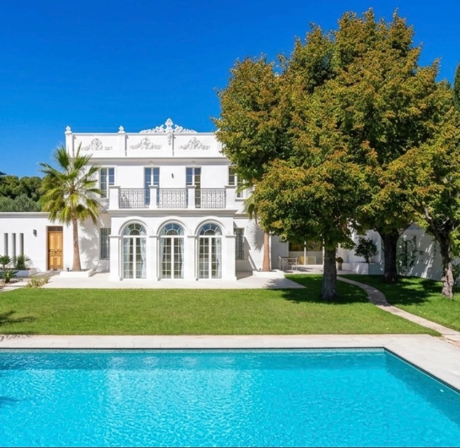 Space Characterful white house - 0