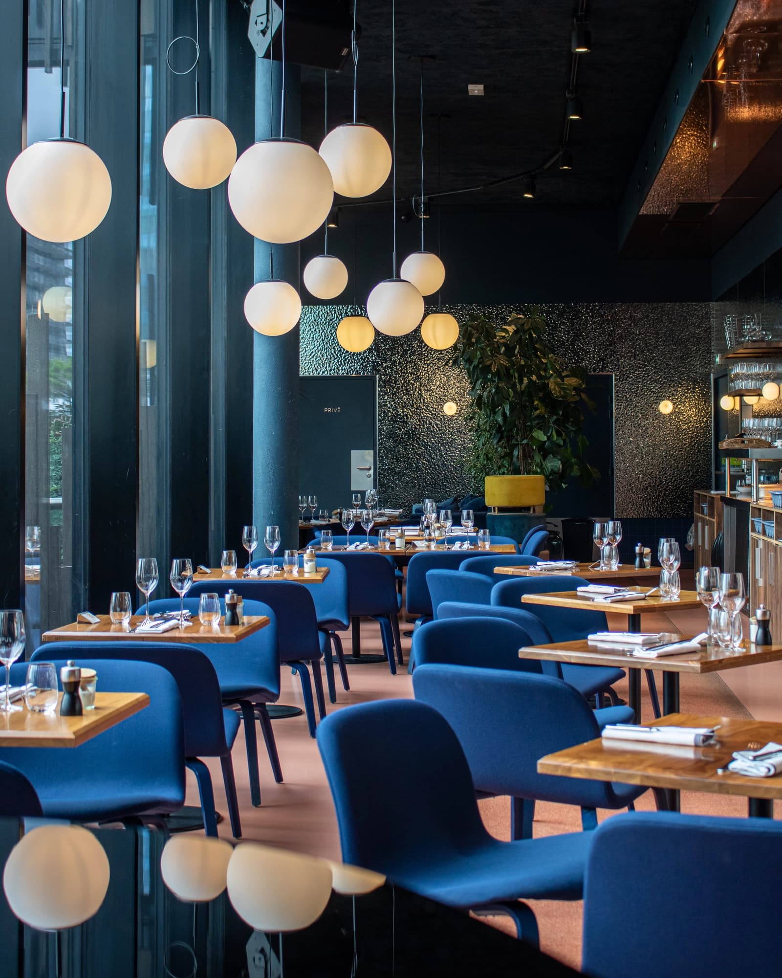 Space Contemporary Restaurants & Bars in a Unique Architectural Hub - 2