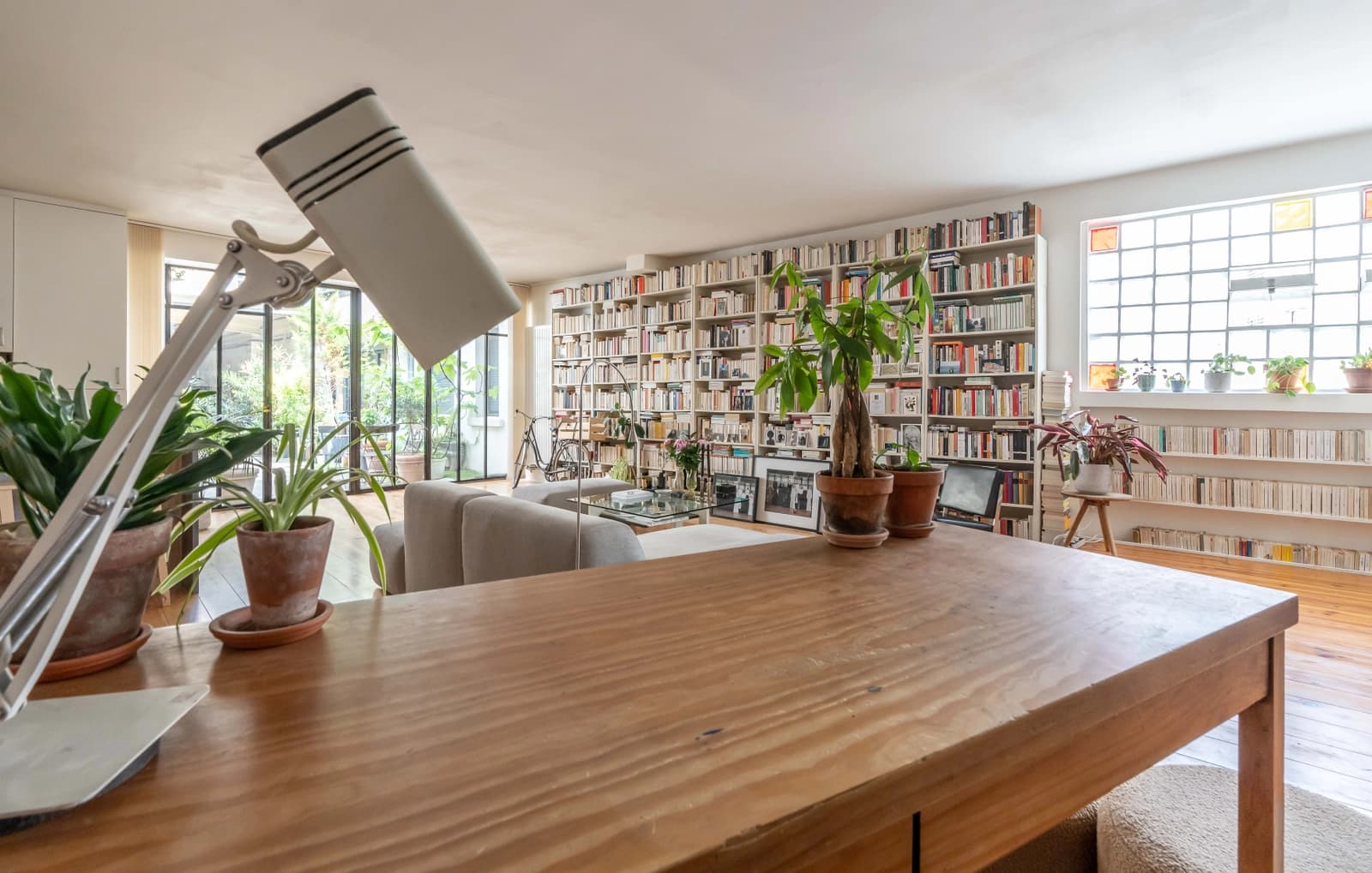 Meeting room in Elegant loft with large library in Montreuil - 1