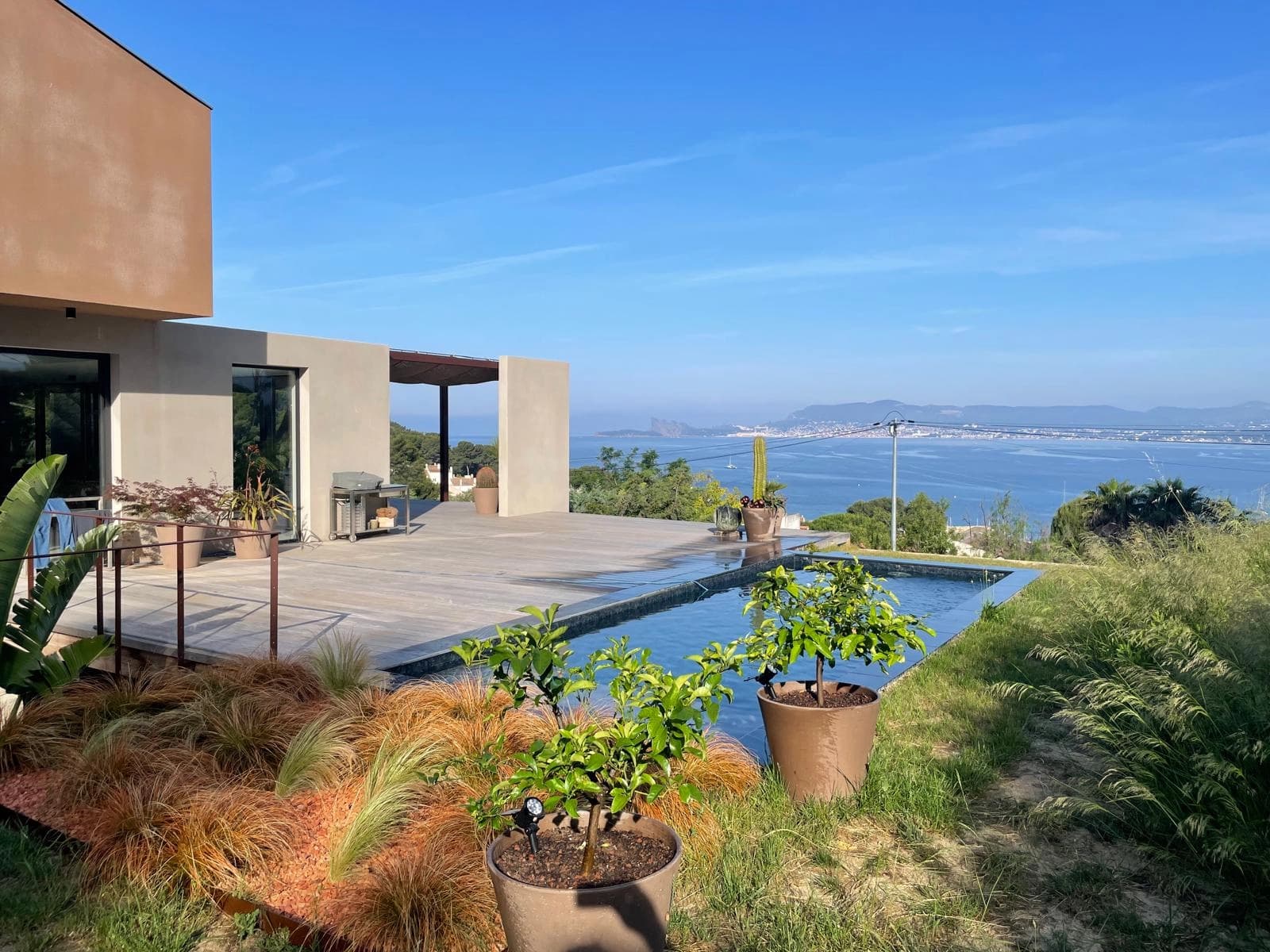 Space Contemporary architect-designed house, with terrace and pool overlooking the sea - 0