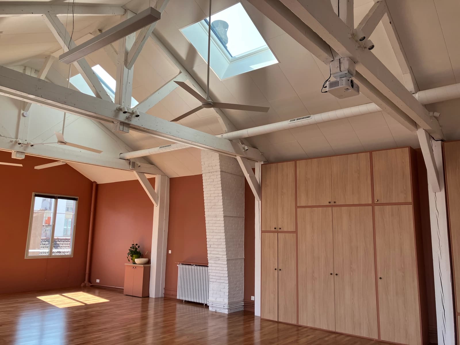 Espace Loft industriel lumineux, parquet et charpente blanche - 3