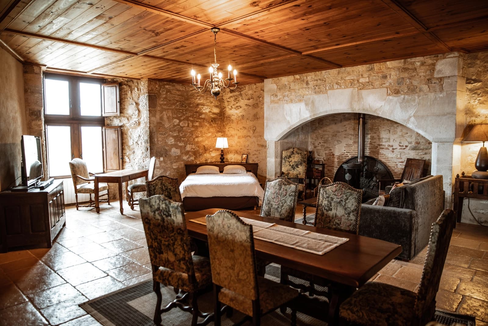 Sala de reuniones en El castillo de Roussillon: una joya arquitectónica - 1