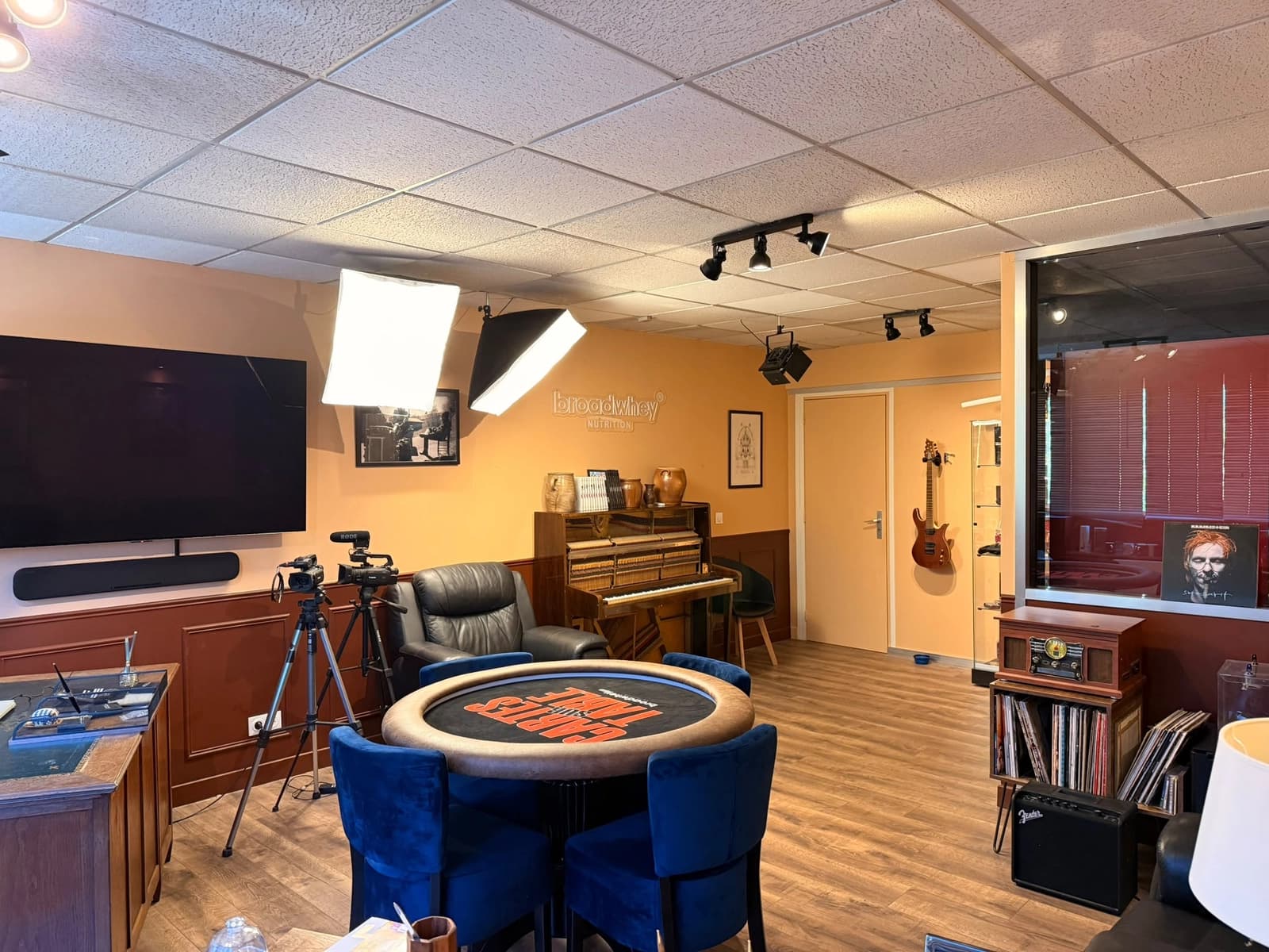 Space Cozy office of about 30 m² with retro charm - 2